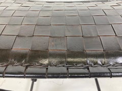 bonito banco de cuero y hierro forjado estilo campaña militar.