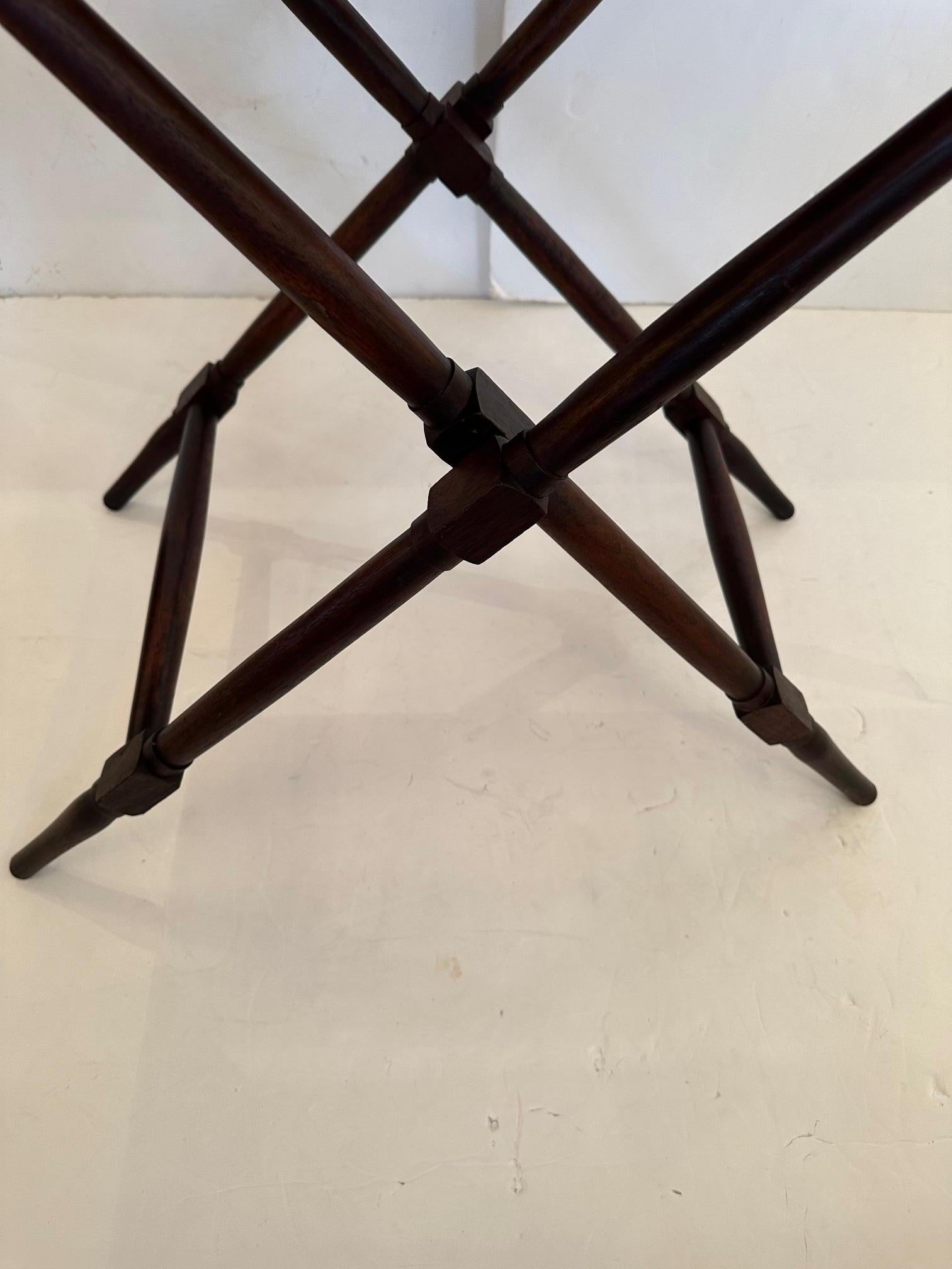 Butlers Tablett-Tisch aus Mahagoni auf klappbarem Ständer (20. Jahrhundert) im Angebot