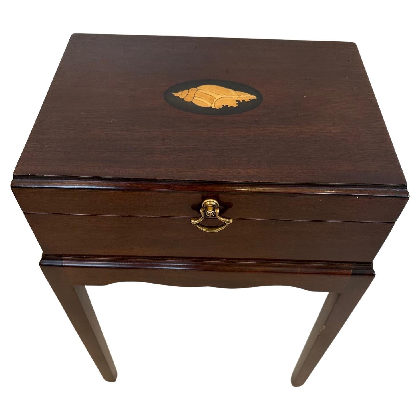 Superbe table d'appoint en acajou marqueté avec boîte sur stand en vente