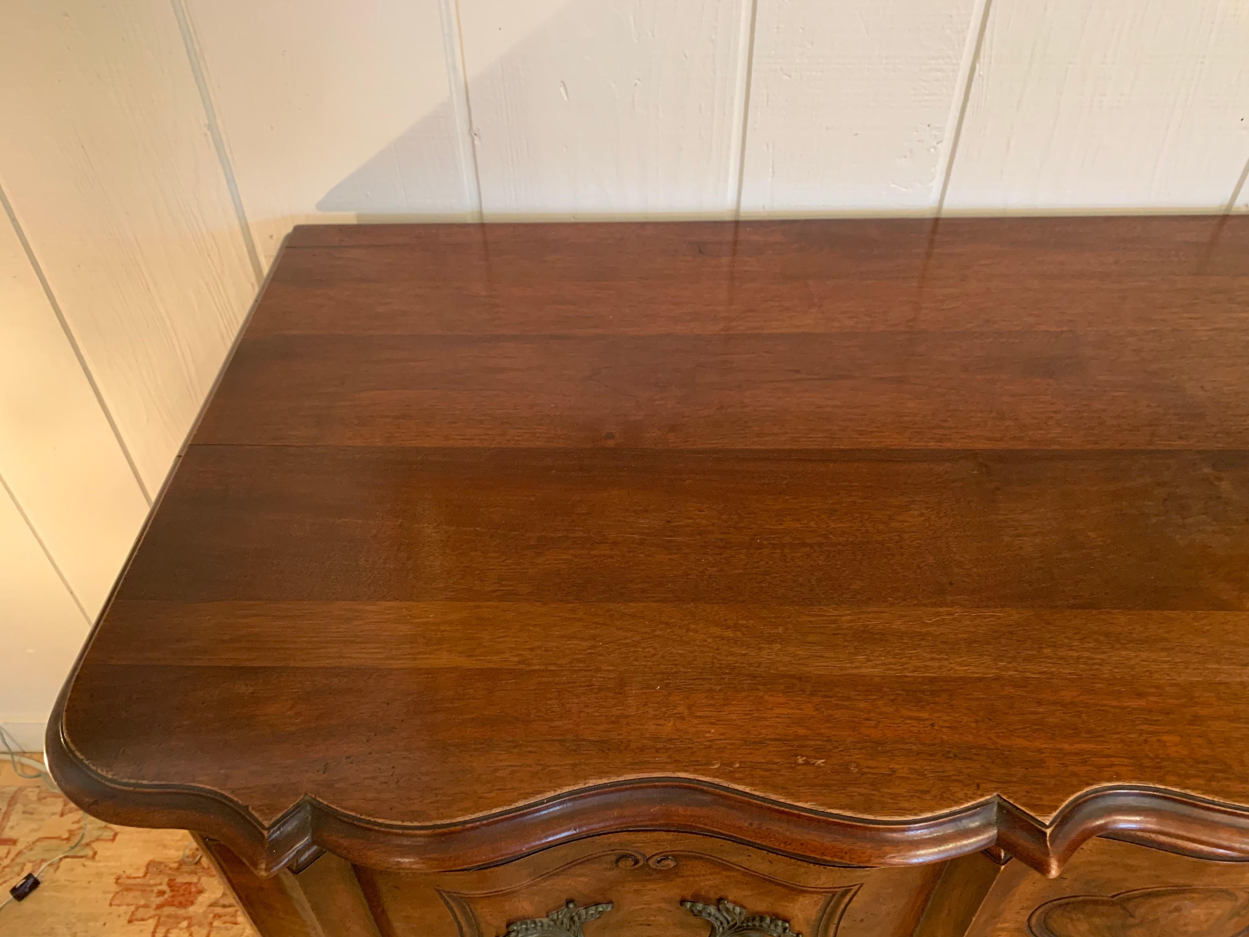 Handsome Mahogany Serpentine Chest of Drawers Dresser In Excellent Condition In Hopewell, NJ