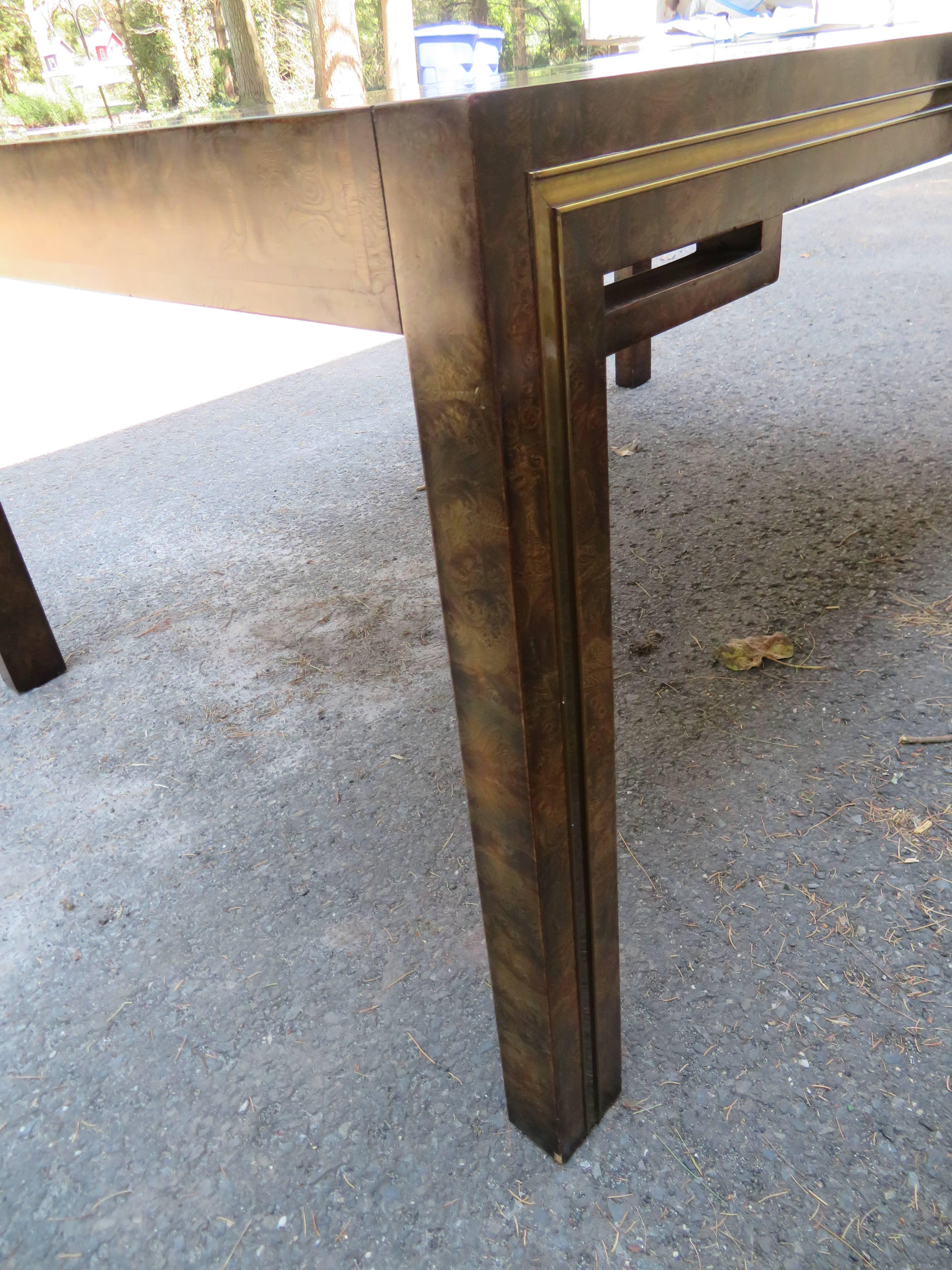 Belle table de salle à manger Mastercraft à pieds Parsons en broussin d'Amboyna et laiton du milieu du siècle dernier en vente 4