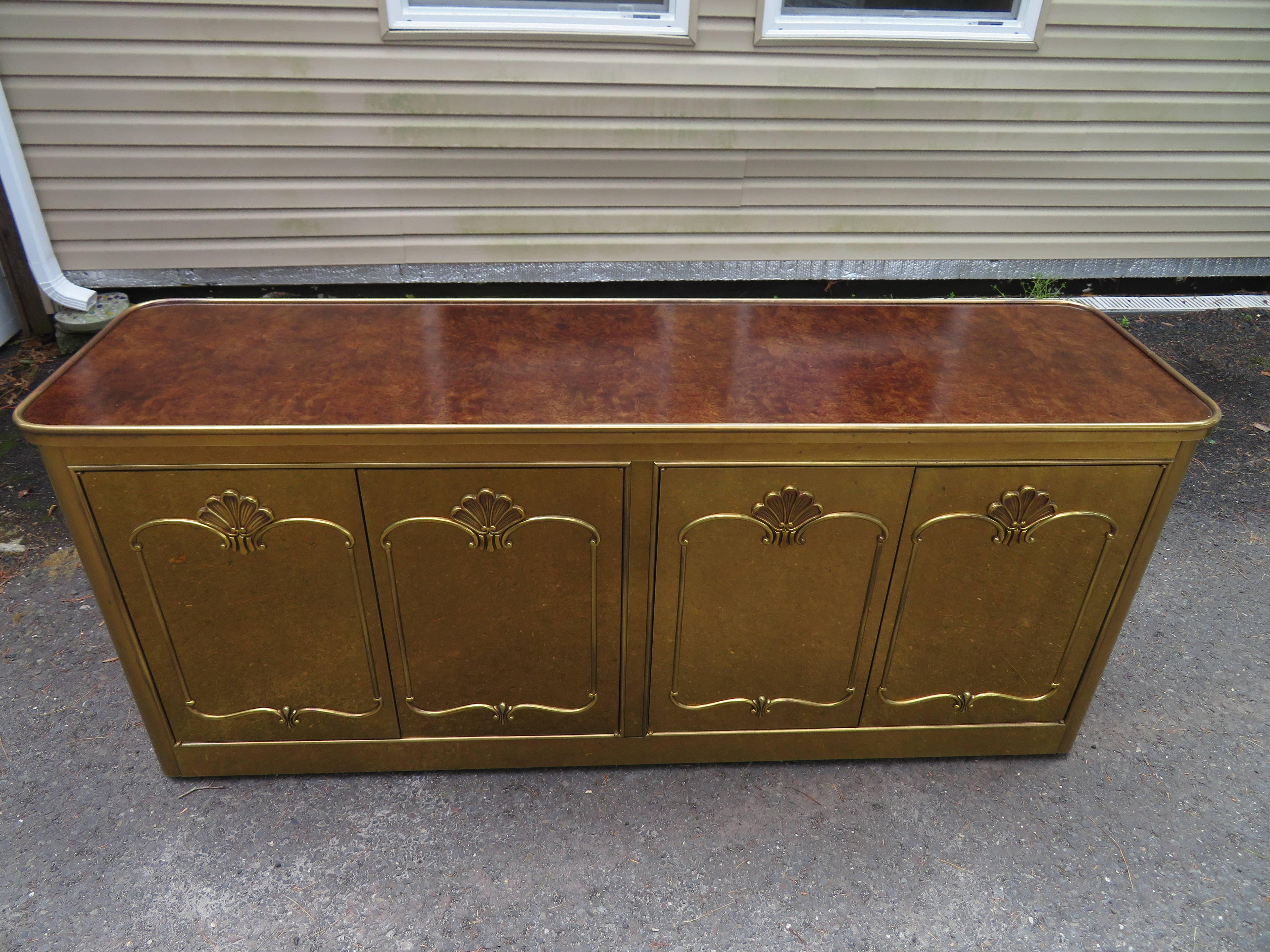 Belle table de salle à manger Mastercraft à pieds Parsons en broussin d'Amboyna et laiton du milieu du siècle dernier en vente 6