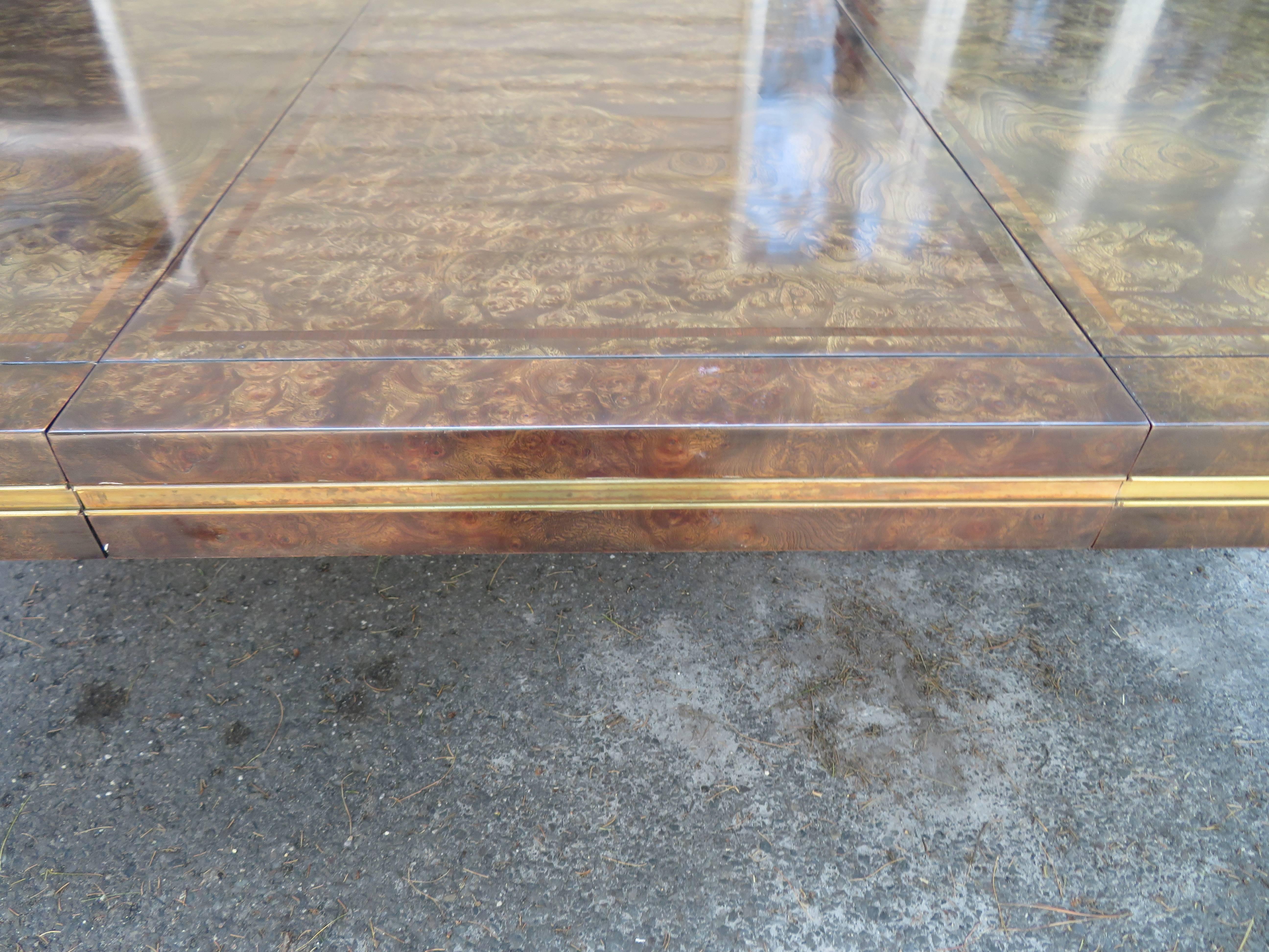 Belle table de salle à manger Mastercraft à pieds Parsons en broussin d'Amboyna et laiton du milieu du siècle dernier Bon état - En vente à Pemberton, NJ