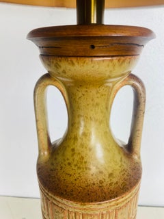 Bellissima lampada da tavolo in ceramica decorativa revival classica di metà secolo