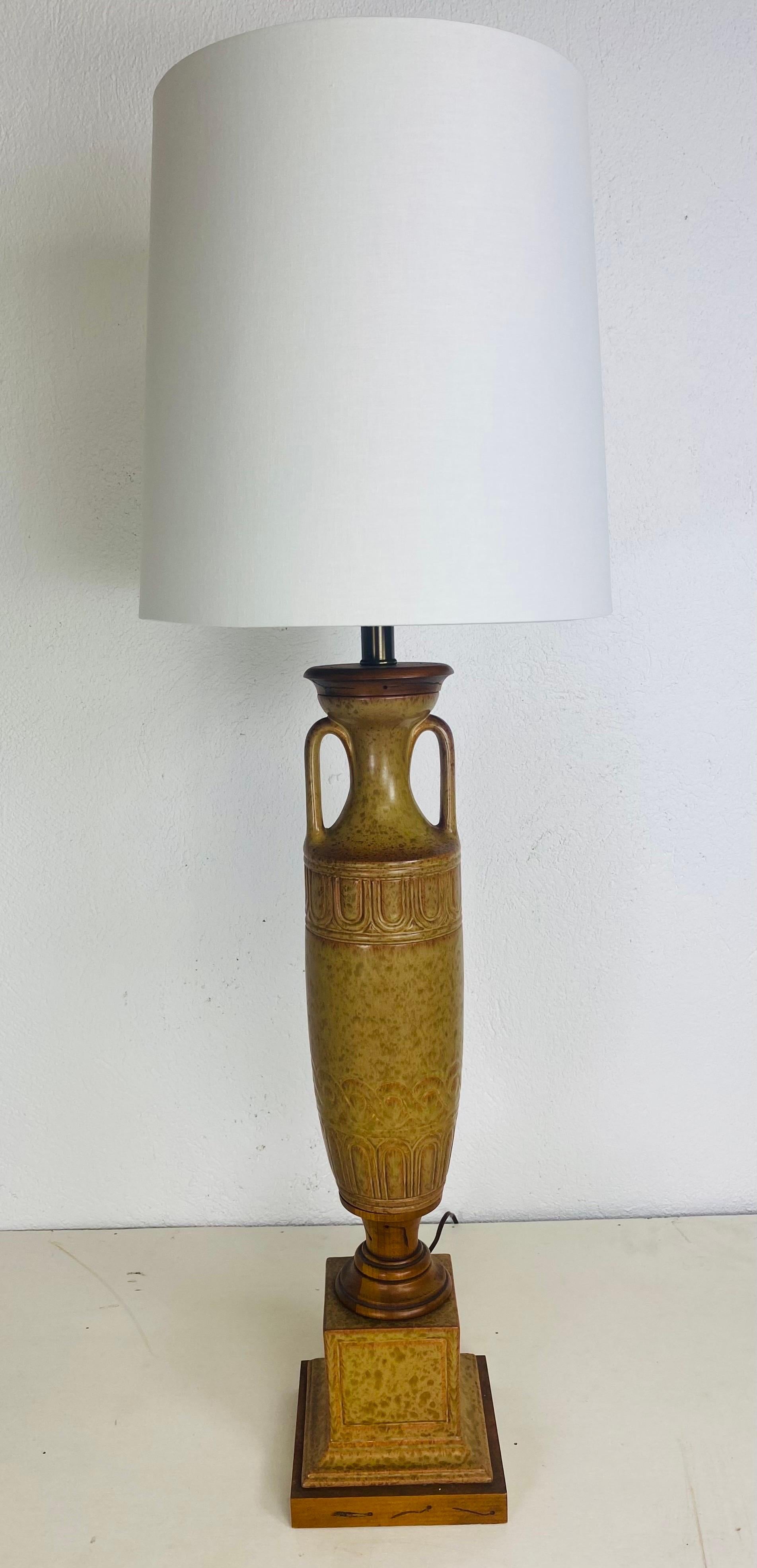 Late 20th Century Handsome mid century classical revival decorator pottery table lamp For Sale