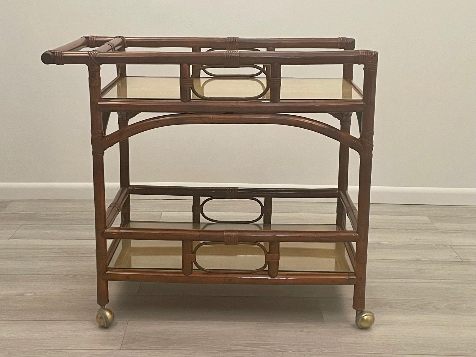 Atractivo carrito de bar moderno de mediados de siglo de bambú y ratán Filipino en venta
