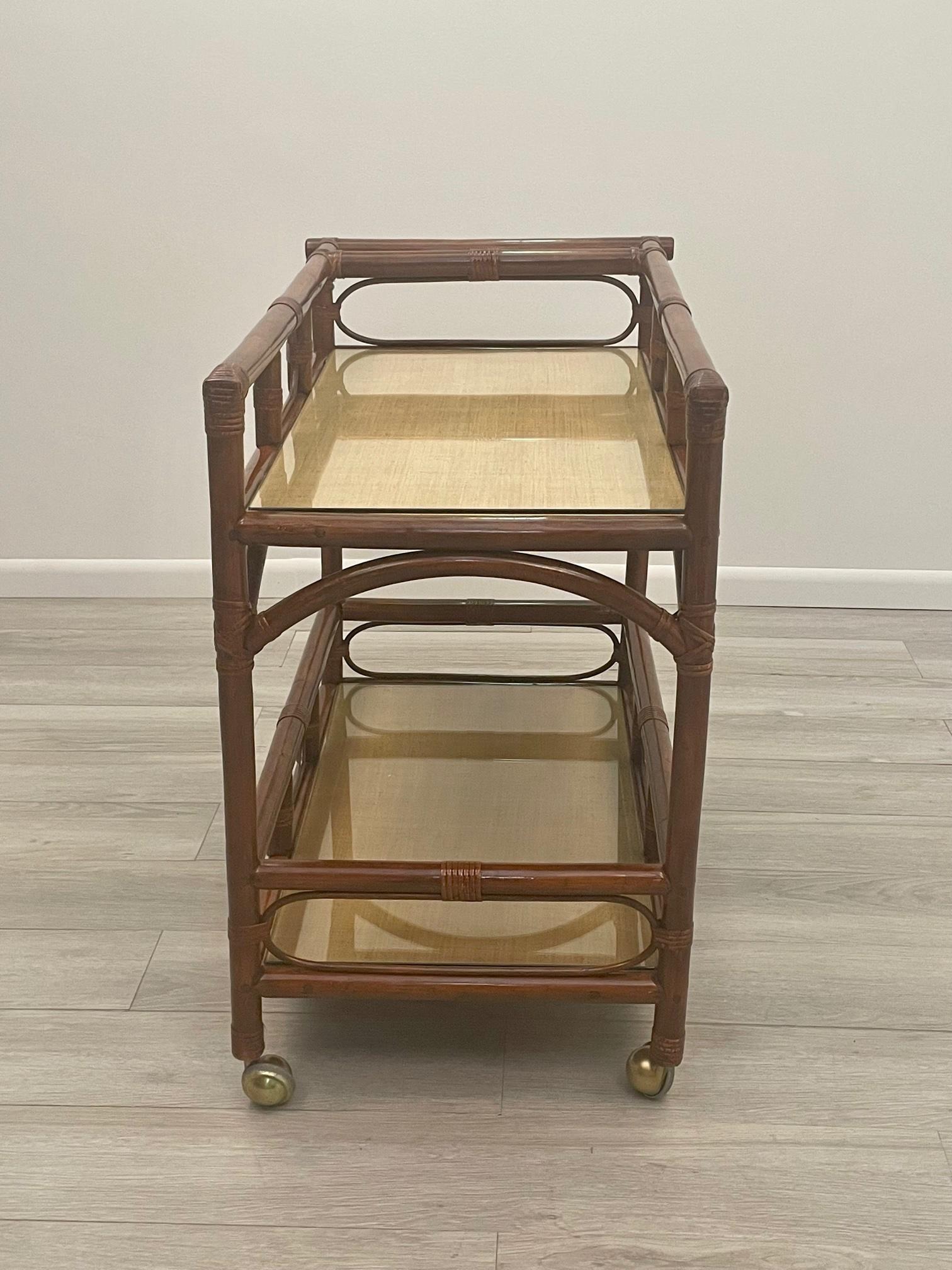 Atractivo carrito de bar moderno de mediados de siglo de bambú y ratán Bambú en venta