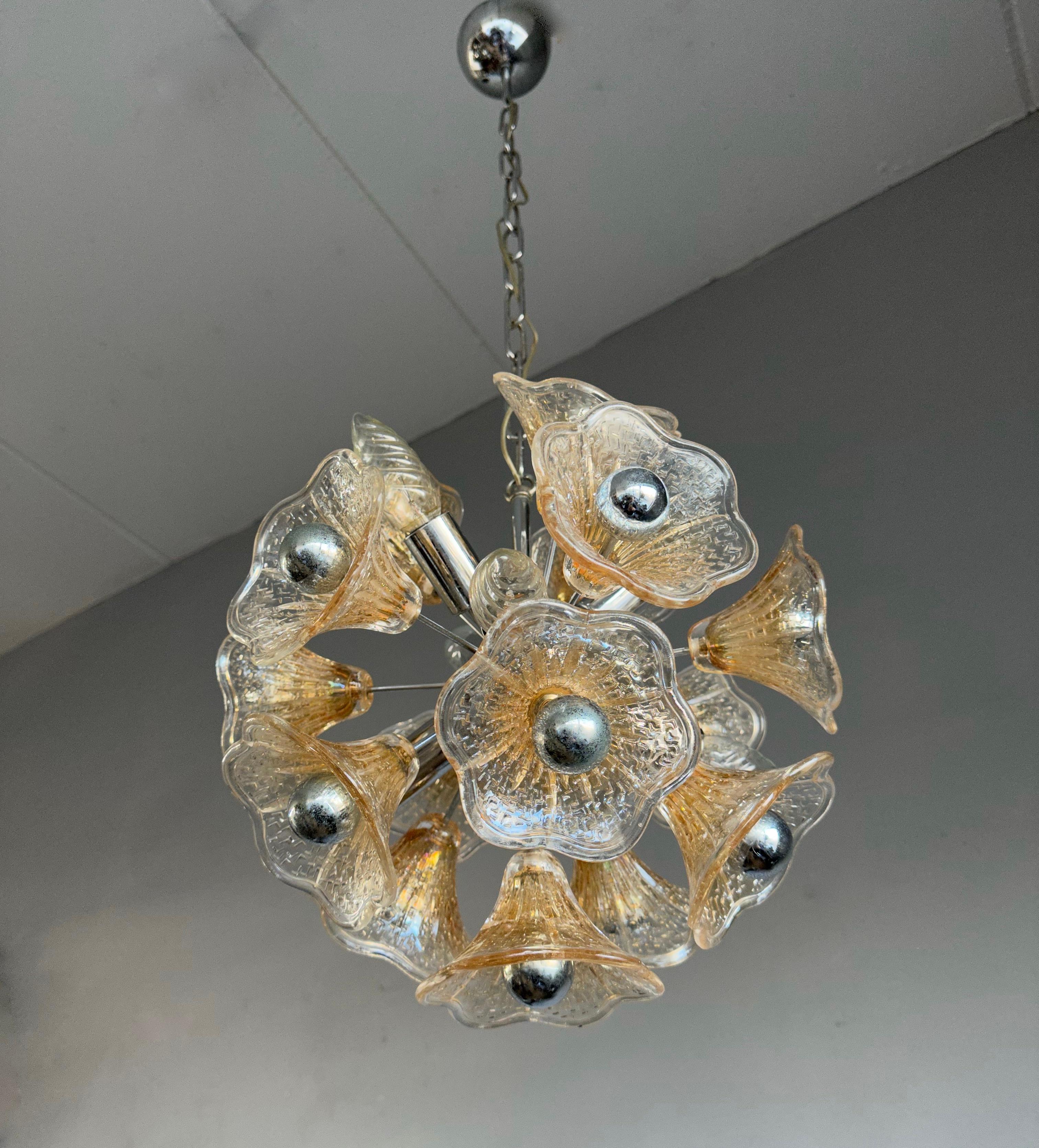 Handsome Mid-Century Modern Murano Glass Flowers Sputnik Pendant Light by Venini For Sale 9