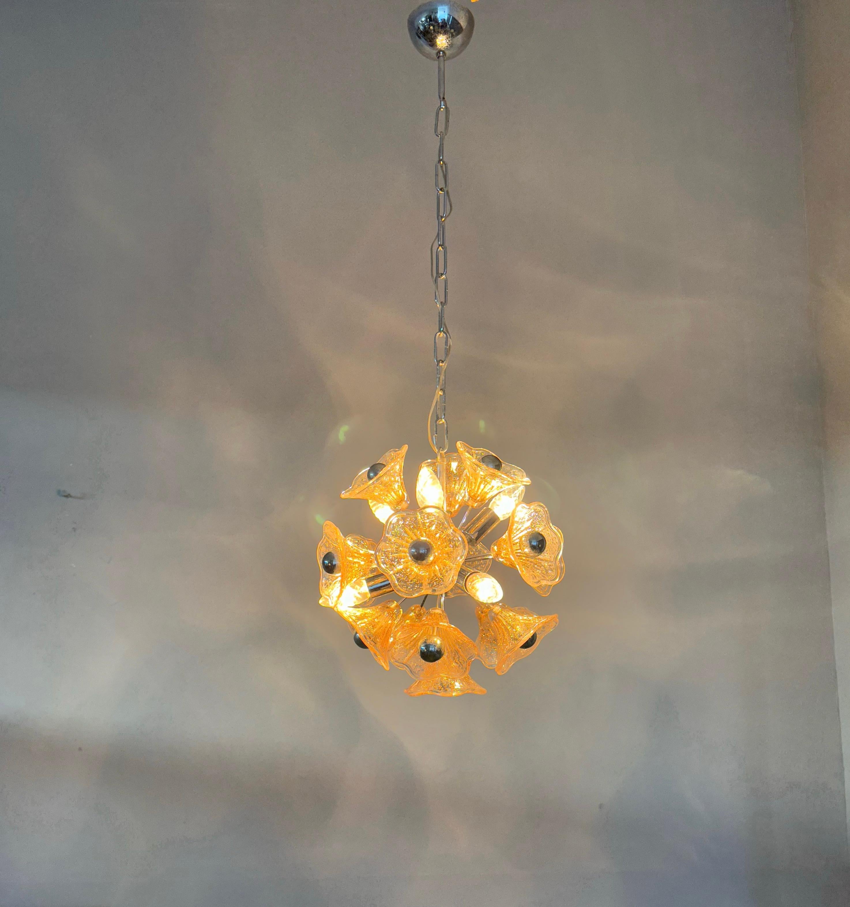 Italian Handsome Mid-Century Modern Murano Glass Flowers Sputnik Pendant Light by Venini For Sale