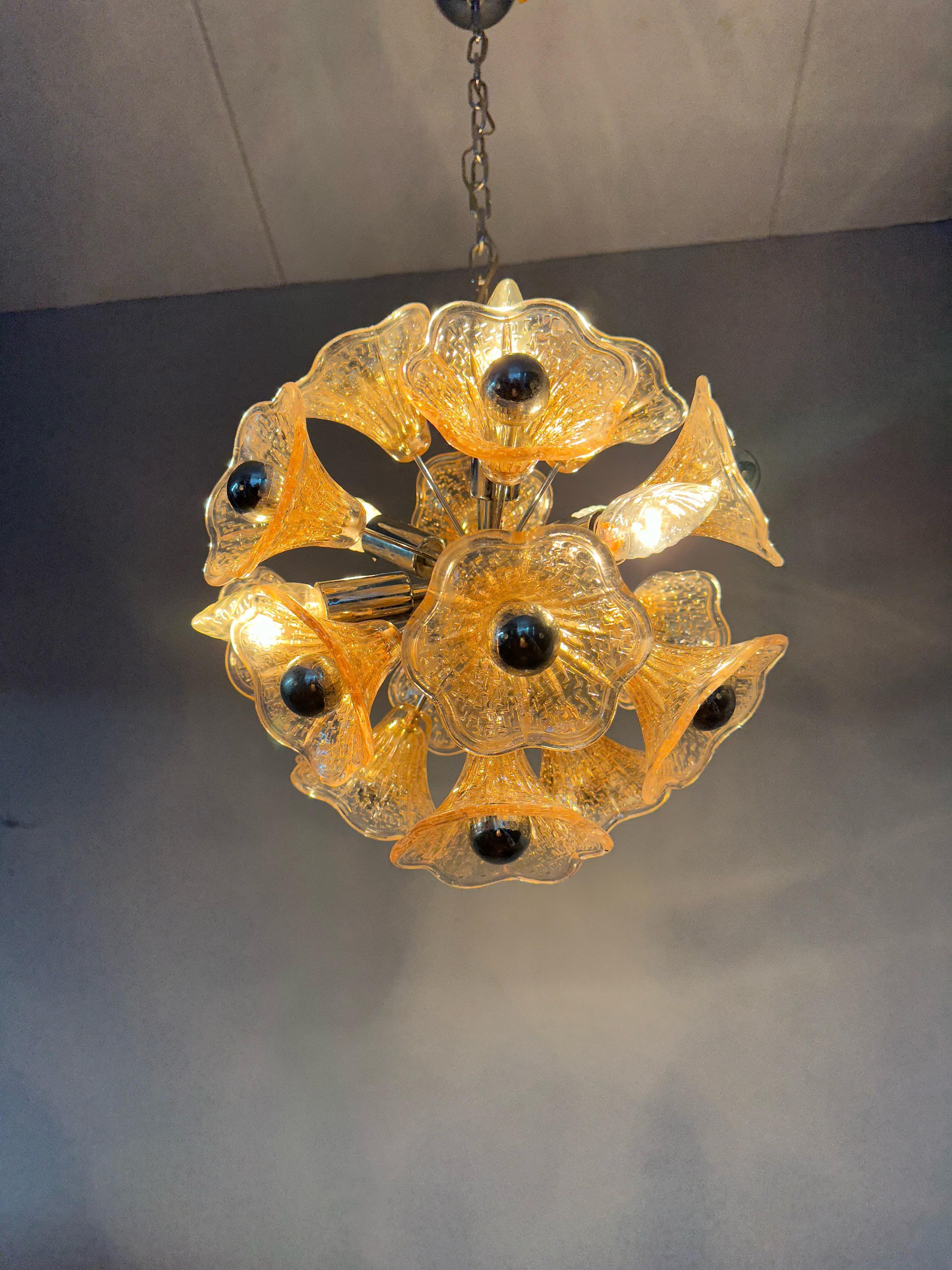 Schöne Sputnik-Pendelleuchte aus Muranoglas mit Blumen von Venini, Moderne der Mitte des Jahrhunderts (Poliert) im Angebot