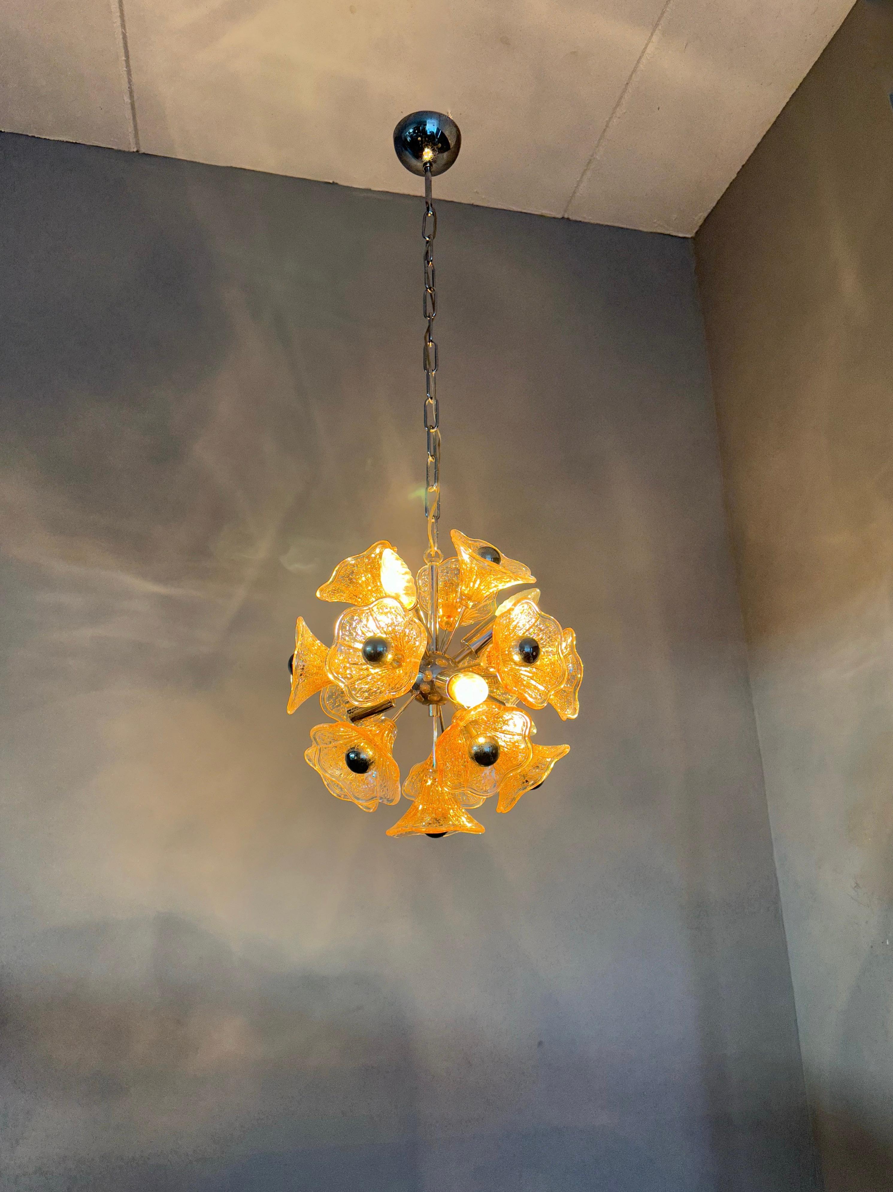 Handsome Mid-Century Modern Murano Glass Flowers Sputnik Pendant Light by Venini In Good Condition For Sale In Lisse, NL