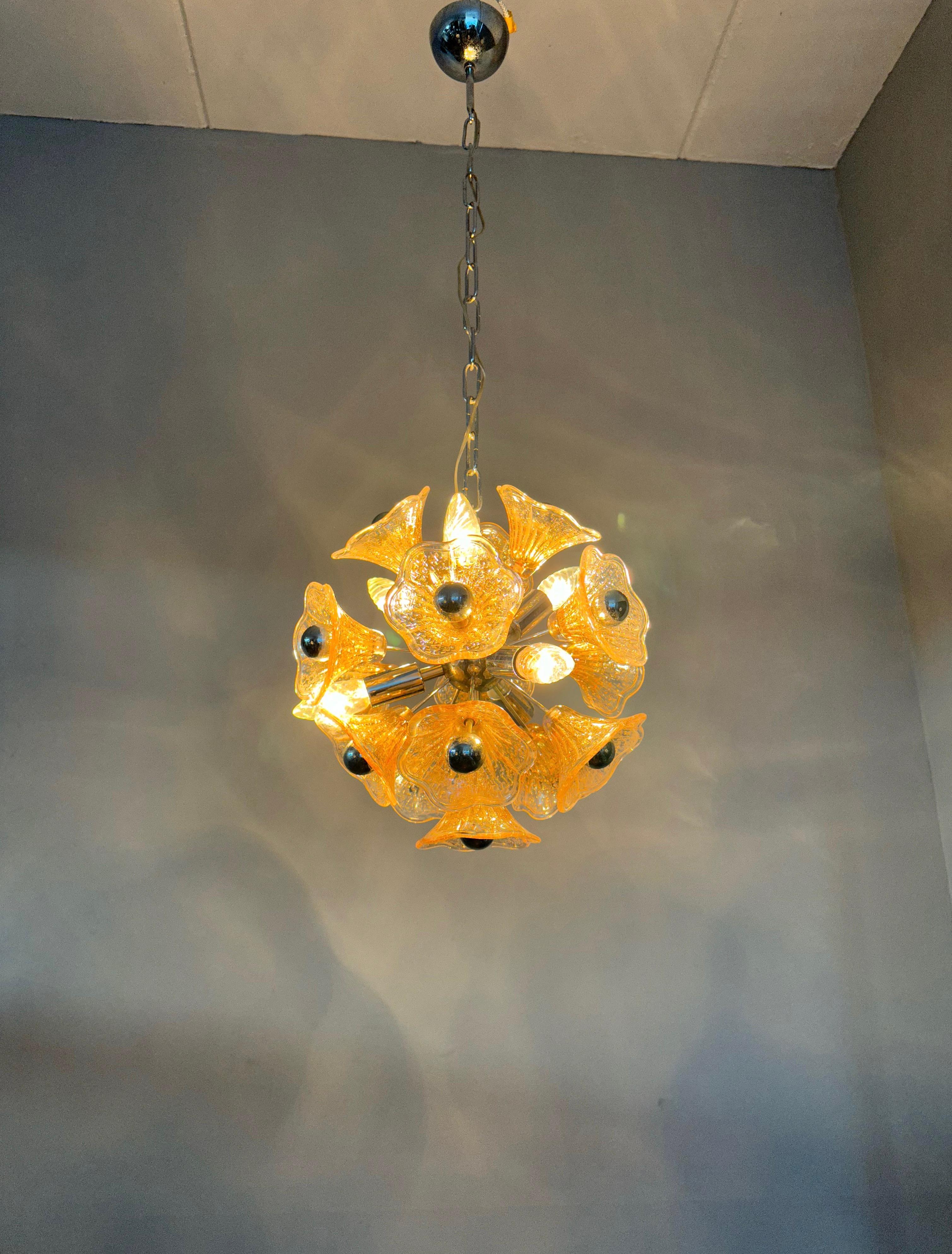 Verre de Murano Belle lampe à suspension Spoutnik en verre de Murano avec fleurs, style mi-siècle moderne, par Venini en vente