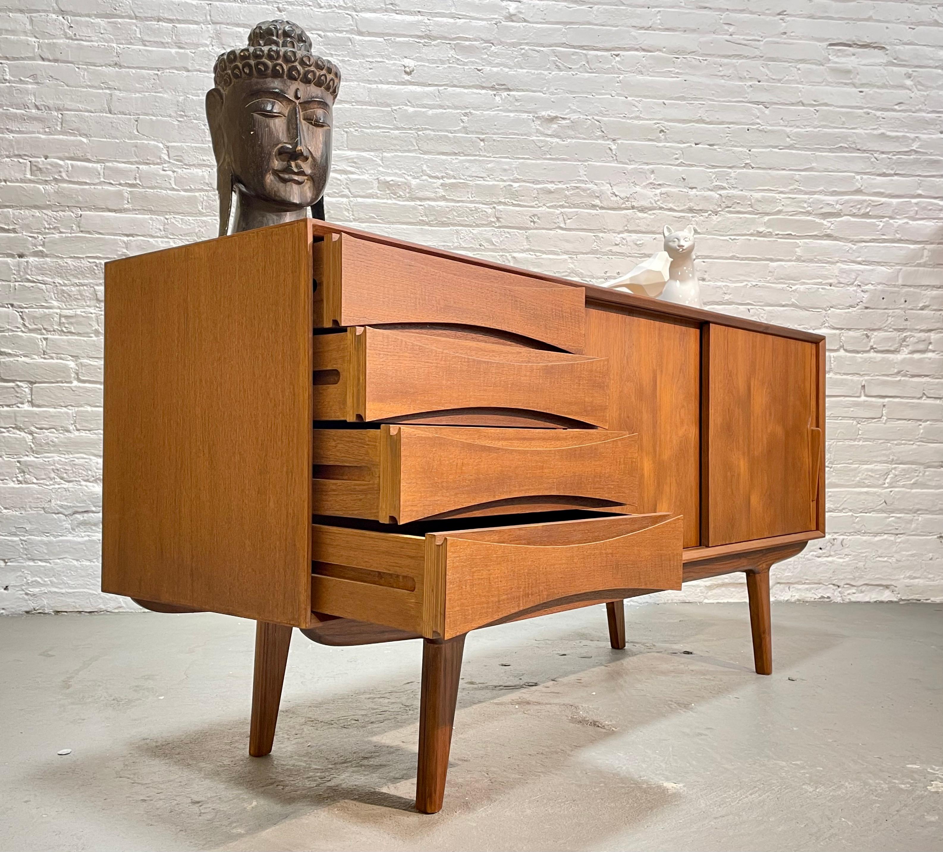  Handsome Mid Century MODERN styled SIDEBOARD / CREDENZA media stand For Sale 4