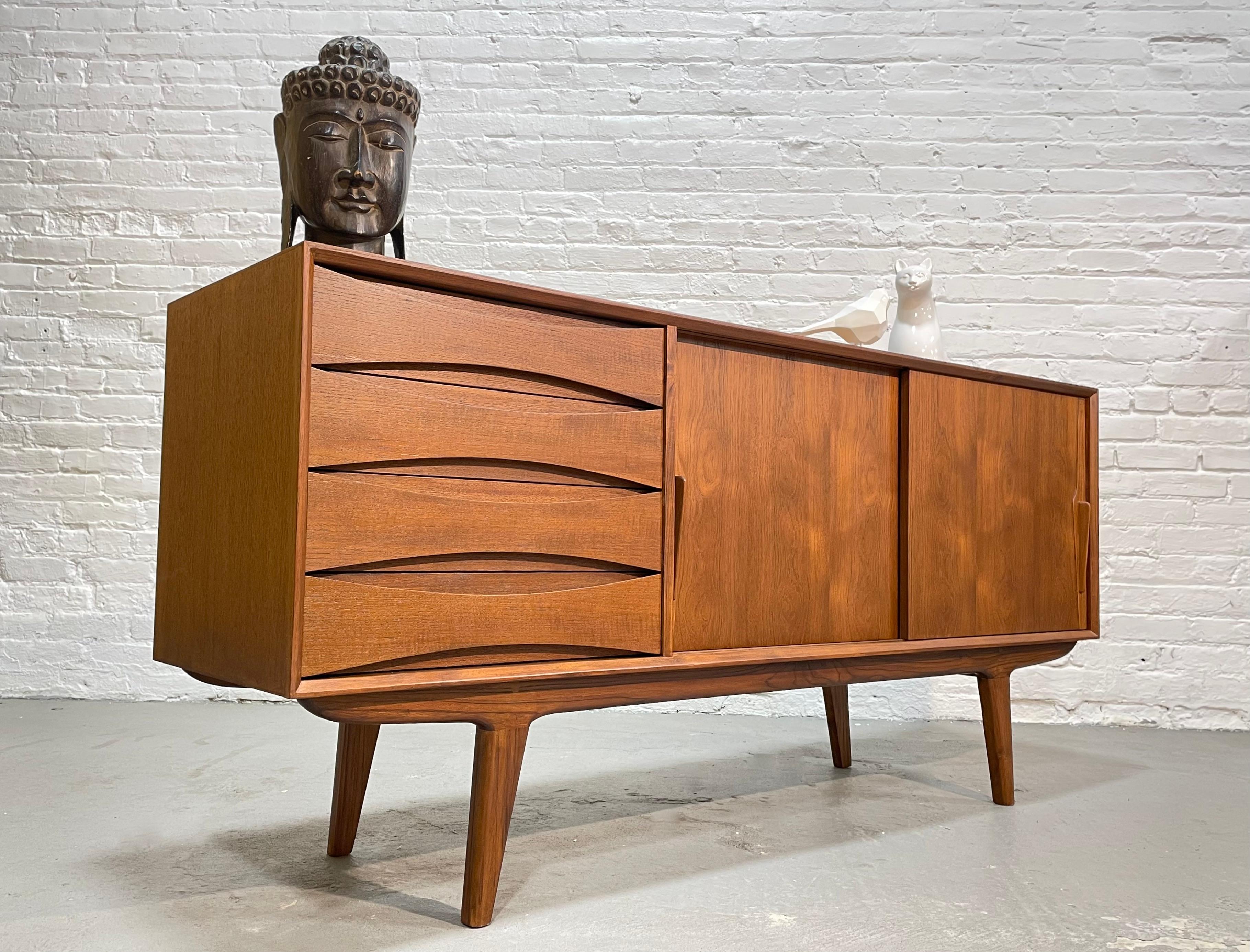  Handsome Mid Century MODERN styled SIDEBOARD / CREDENZA media stand In New Condition For Sale In Weehawken, NJ