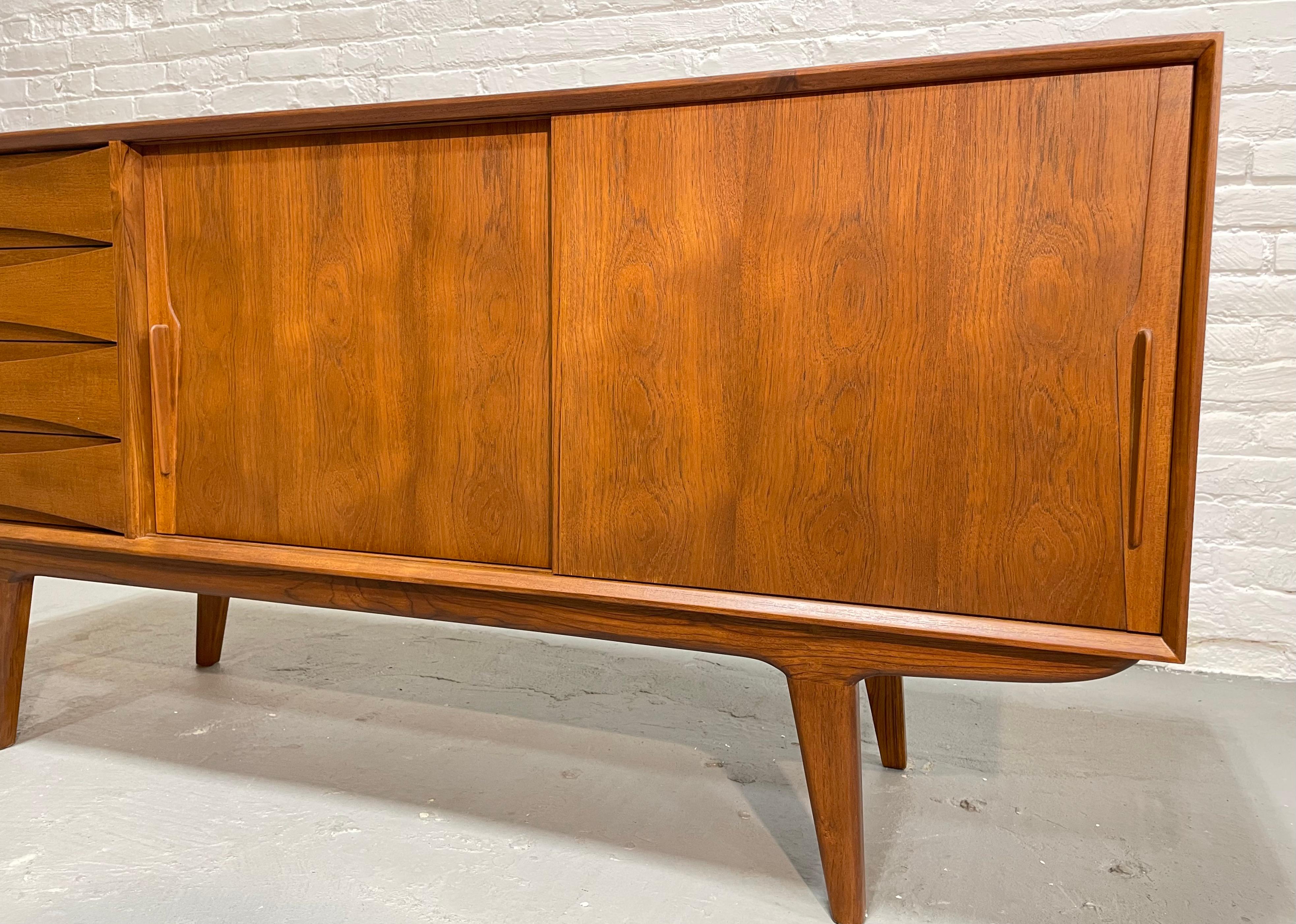 Contemporary  Handsome Mid Century MODERN styled SIDEBOARD / CREDENZA media stand For Sale