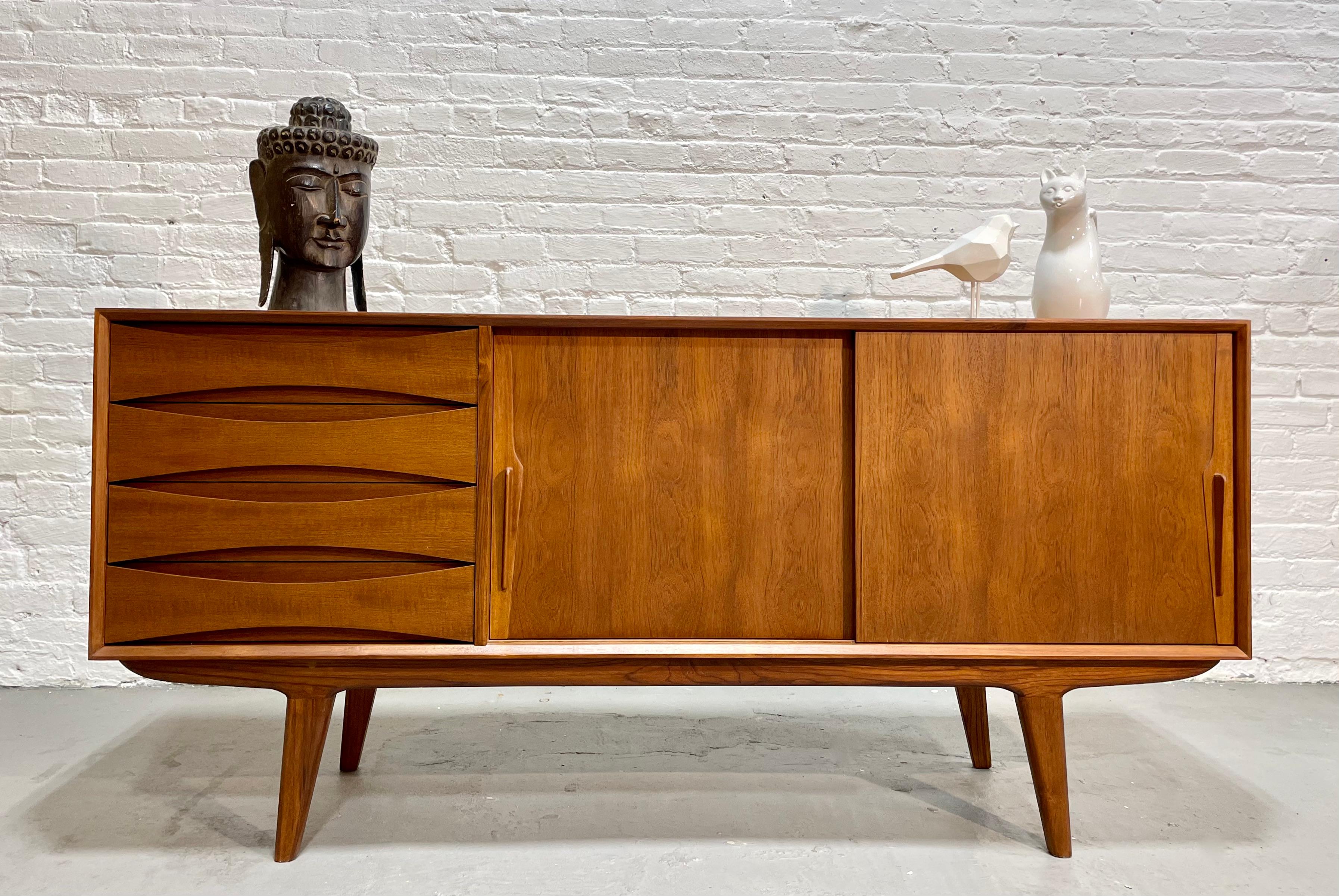 Wood  Handsome Mid Century MODERN styled SIDEBOARD / CREDENZA media stand For Sale