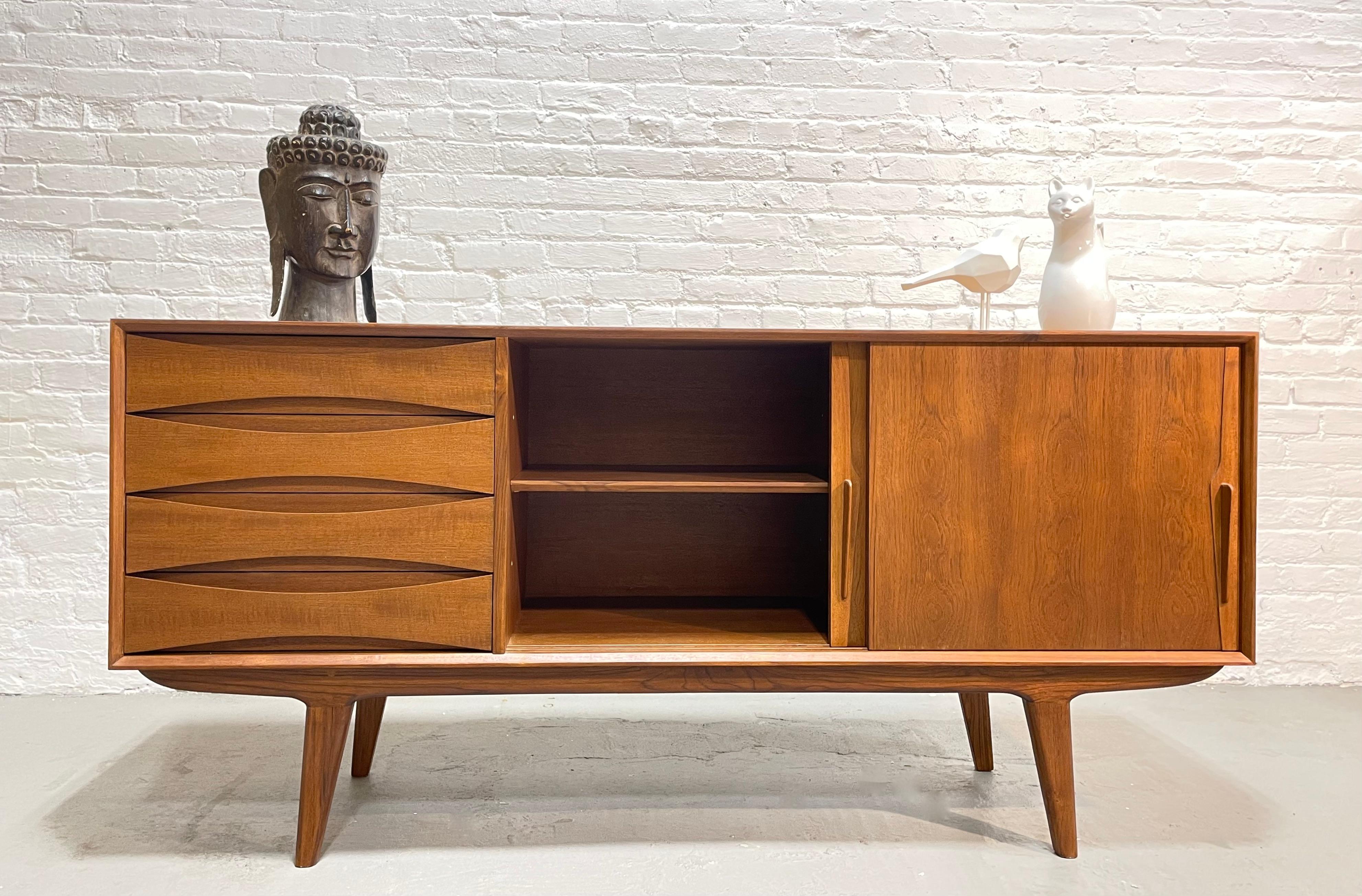  Handsome Mid Century MODERN styled SIDEBOARD / CREDENZA media stand For Sale 1