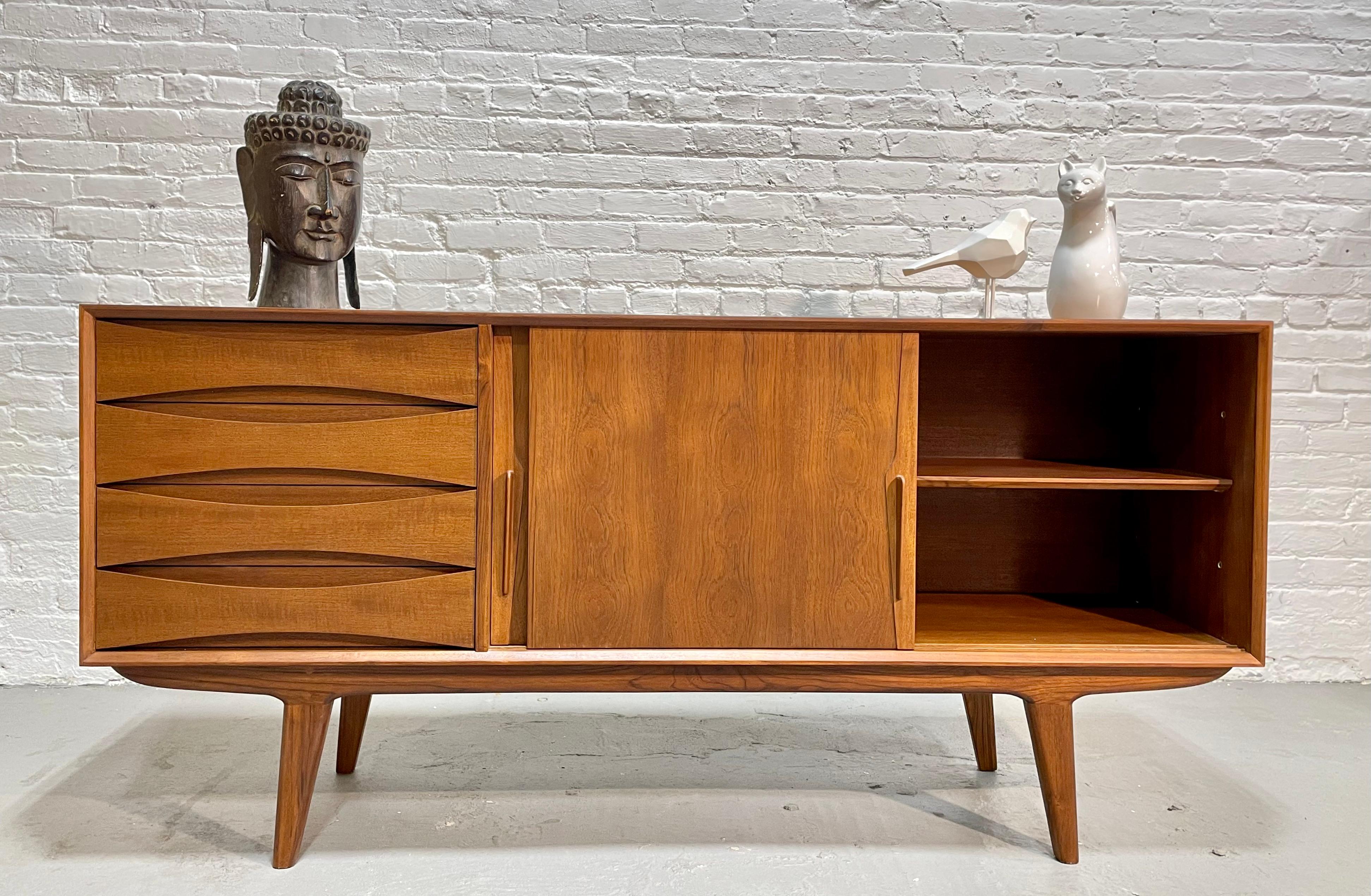  Handsome Mid Century MODERN styled SIDEBOARD / CREDENZA media stand For Sale 2