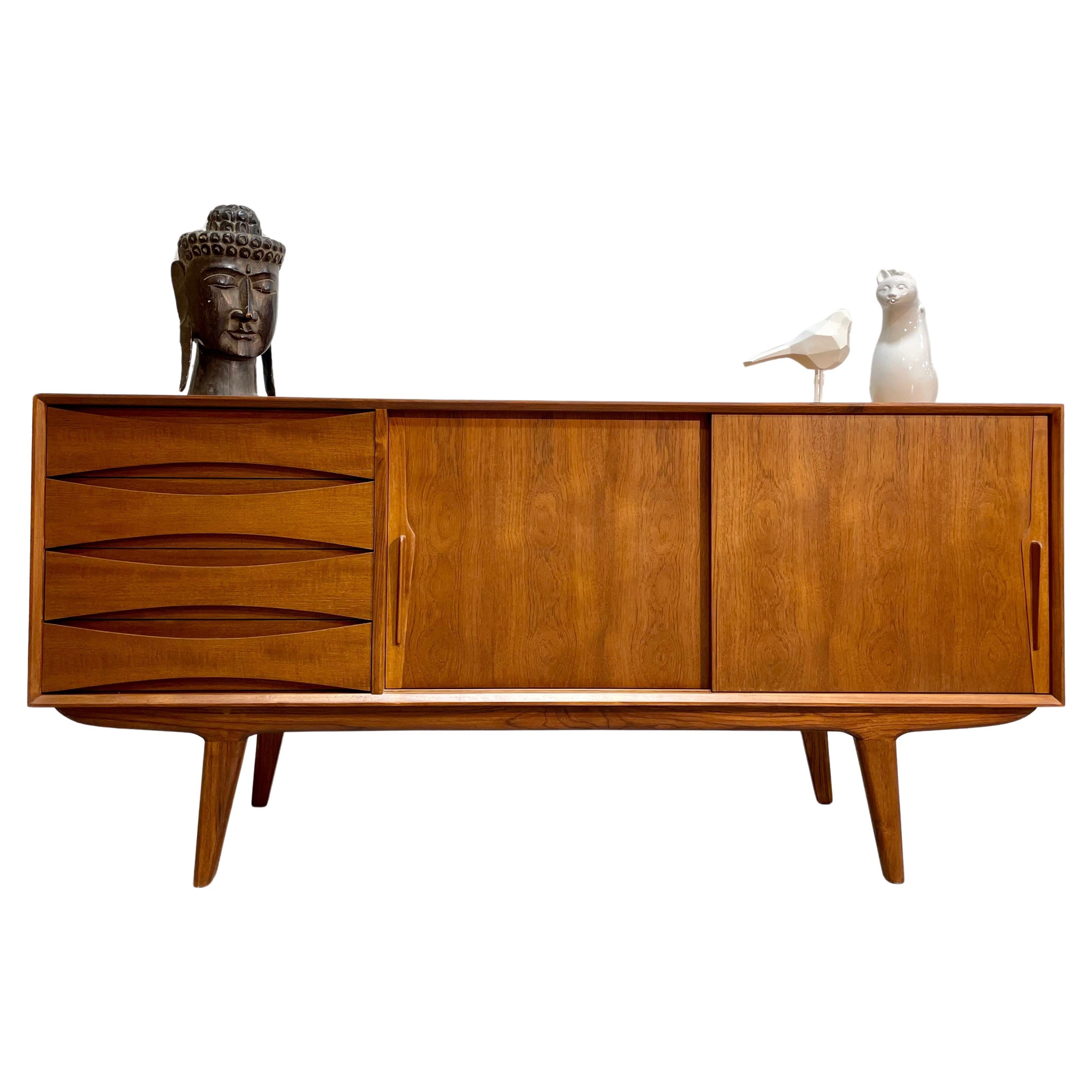  Handsome Mid Century MODERN styled SIDEBOARD / CREDENZA media stand For Sale