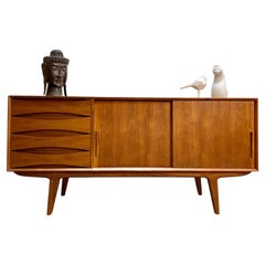  Handsome Mid Century MODERN styled SIDEBOARD / CREDENZA media stand