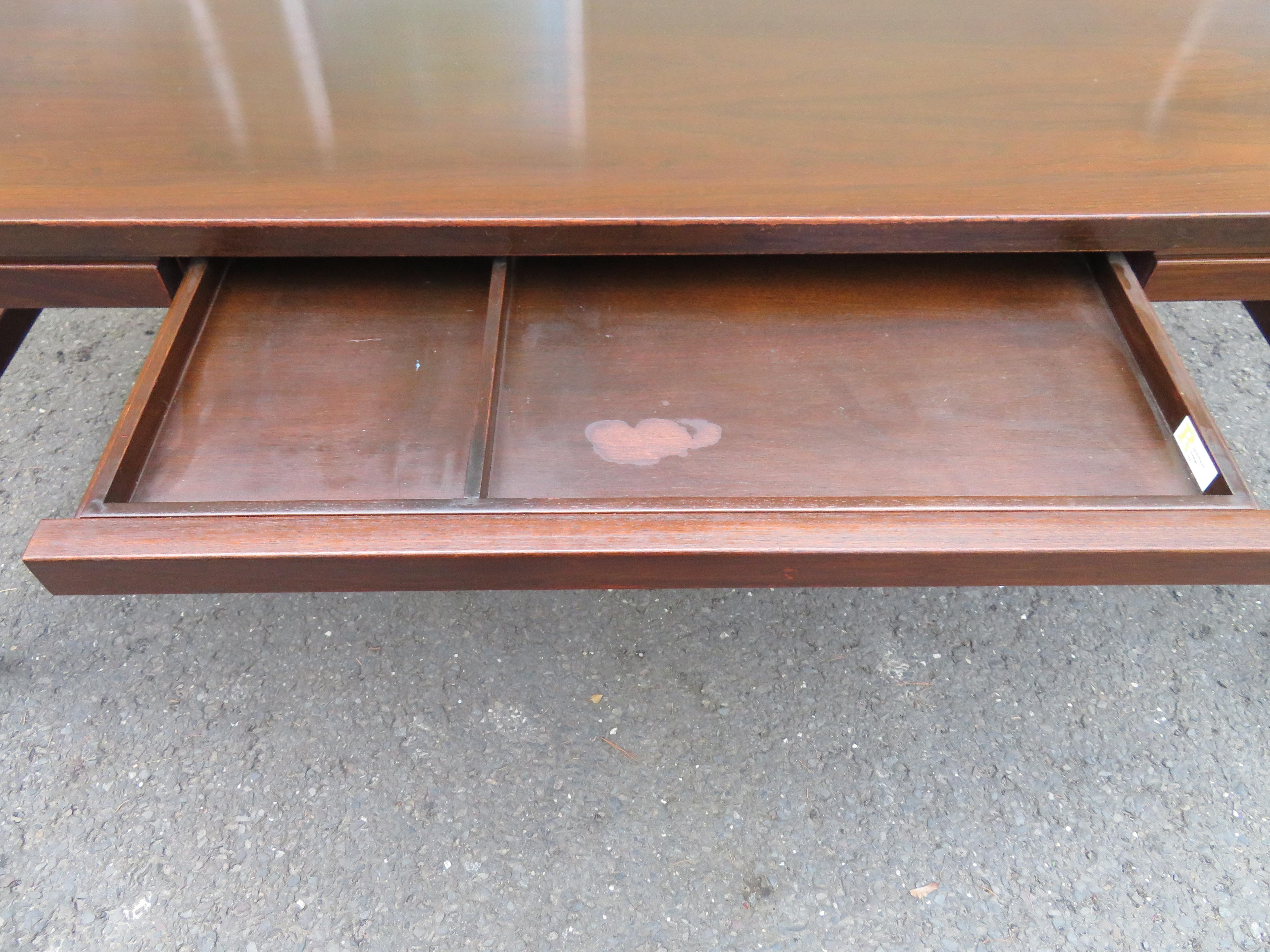 Handsome Mid-Century Modern Walnut Jens Risom Desk Table Mid-Century Modern For Sale 4