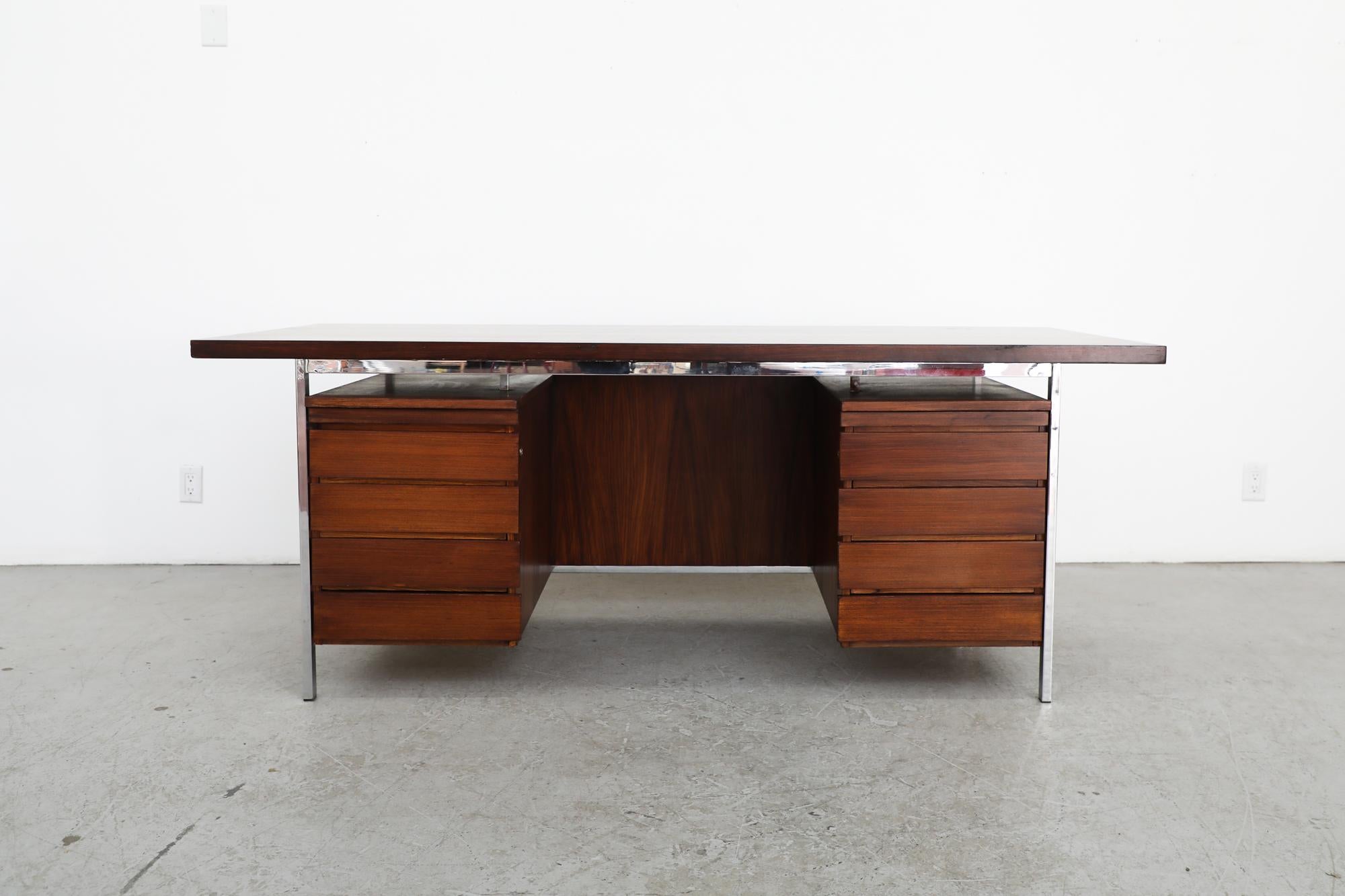 Mid-Century Modern Magnifique bureau de direction du milieu du siècle en bois de rose et chrome