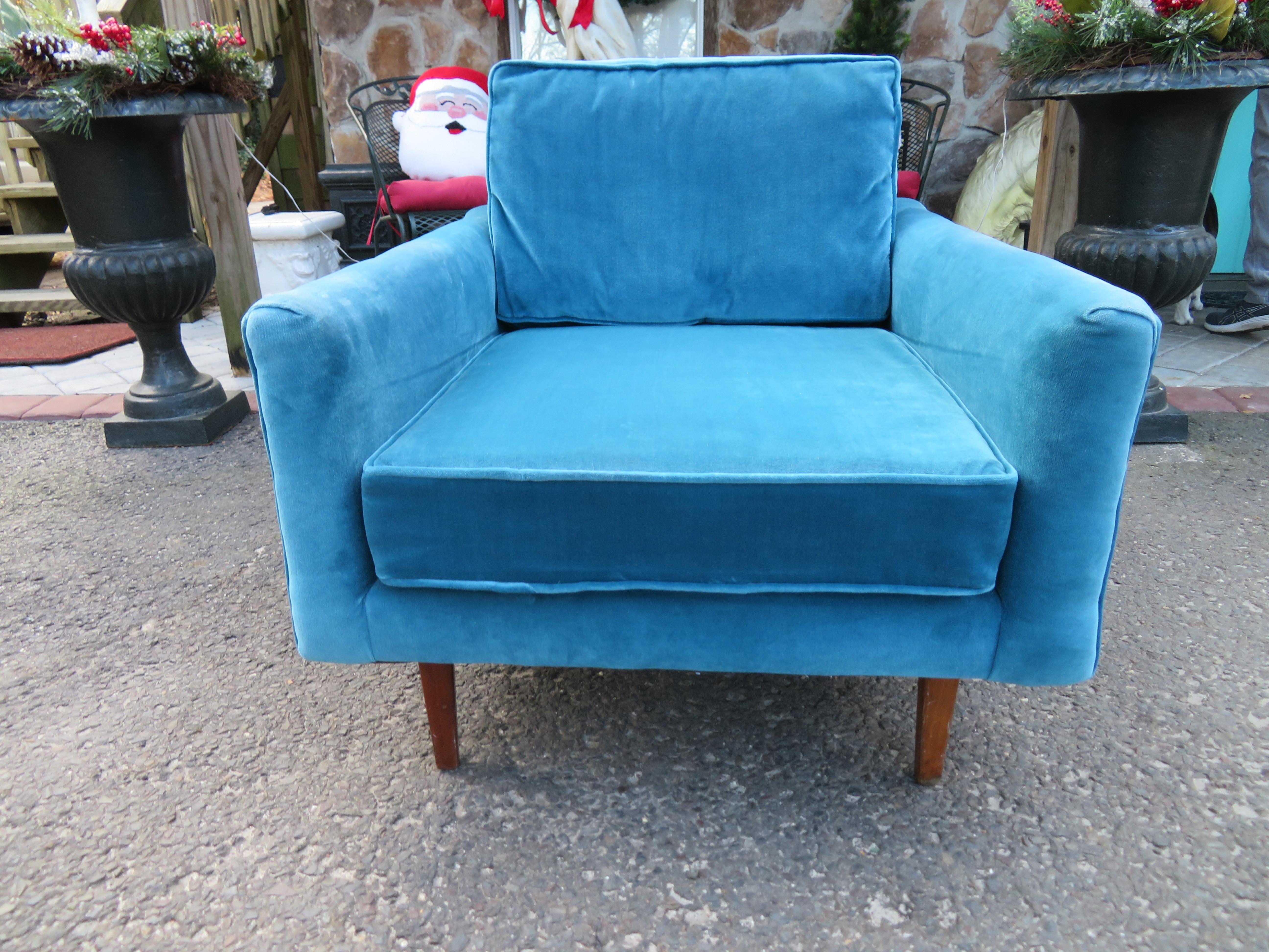 Handsome Milo Baughman for Thayer Coggin lounge chair. This chair was re-upholstered about 15-20 years ago by the original owner. The fabric is a stylish cotton velvet and is quite nice but the upholstery seems a bit uneven. We recommend having it