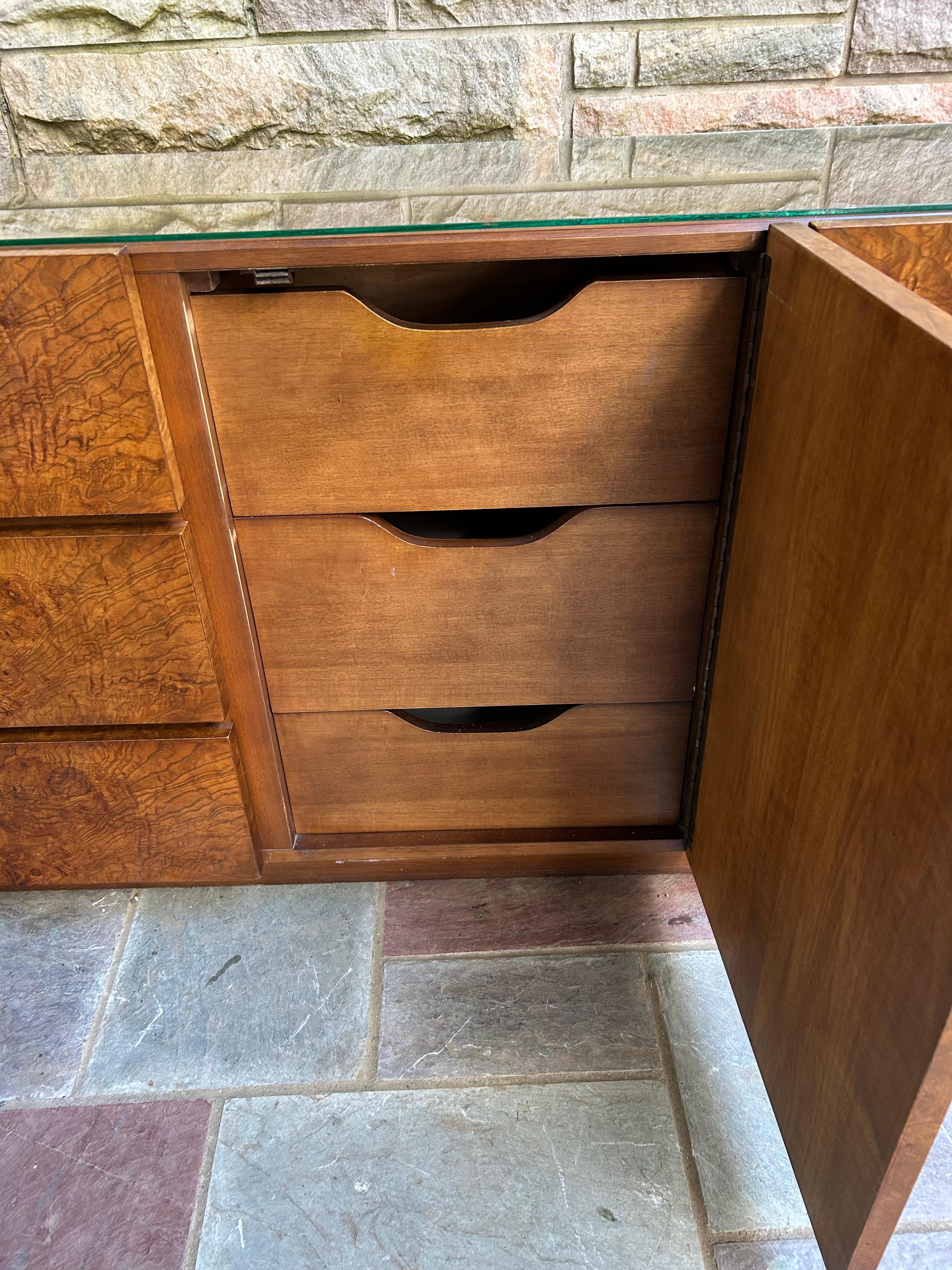 Handsome Milo Baughman Style Burl Wood Long Dresser Credenza Lane Mid-Century In Good Condition For Sale In Pemberton, NJ