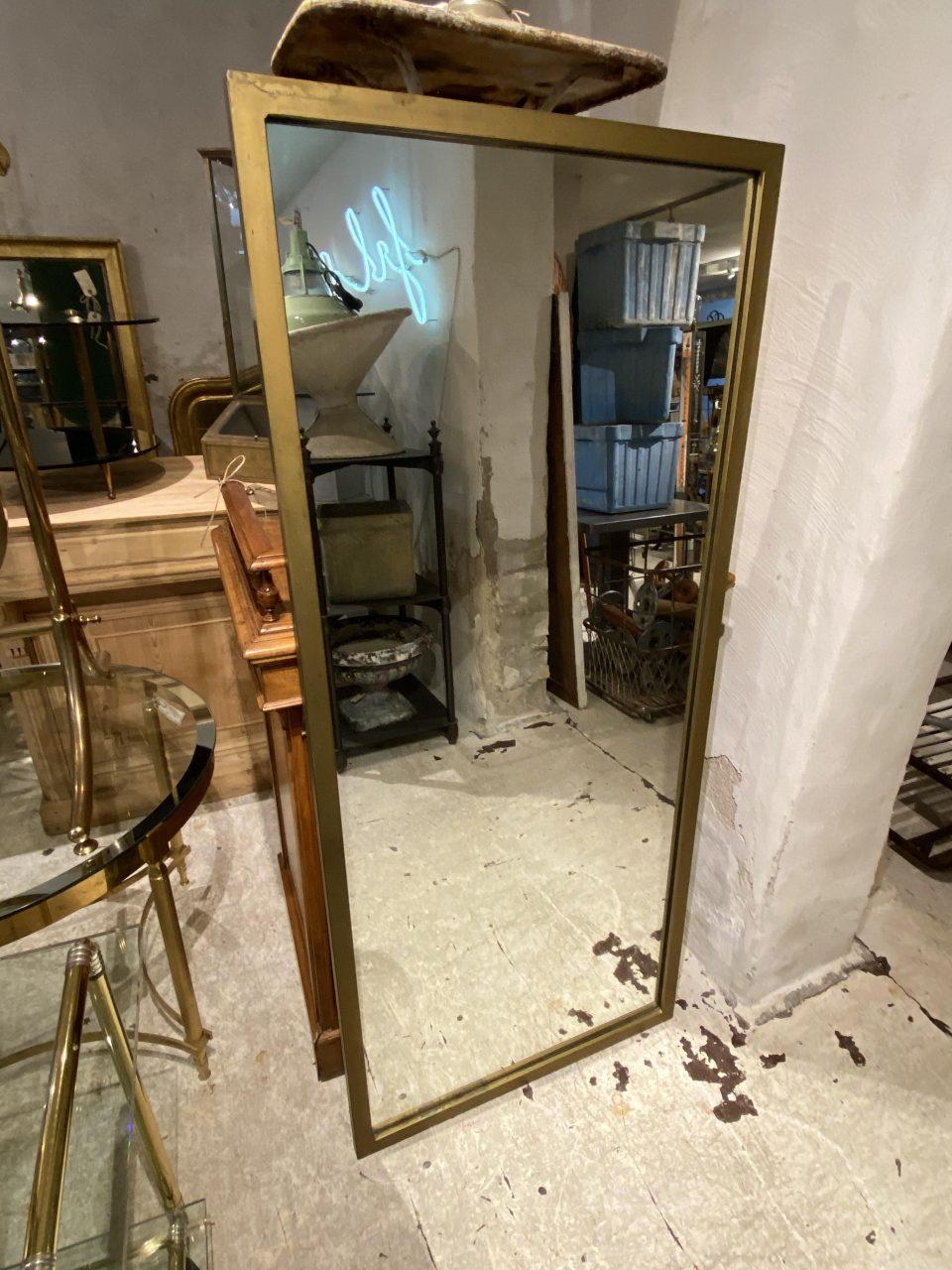 Minimalist and austerely handsome Italian figure mirror from the 1940s-50s, with original mirrored glass framed in a sleek rectangular wide metal frame and dark patinated gilded paint.

Ideal mirror for anywhere in your home, hallway or in a