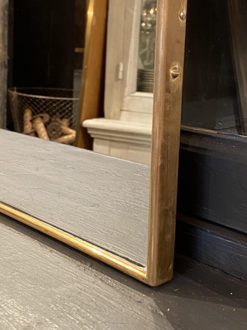 Minimalist and austere midcentury Italian brass mirror from the 1950s-1960s, in a sleek and elegant rectangular shape with a beautiful narrow and shiny brass frame. Original mirrored and stylistically related to the designer Giò Ponti.

The ideal