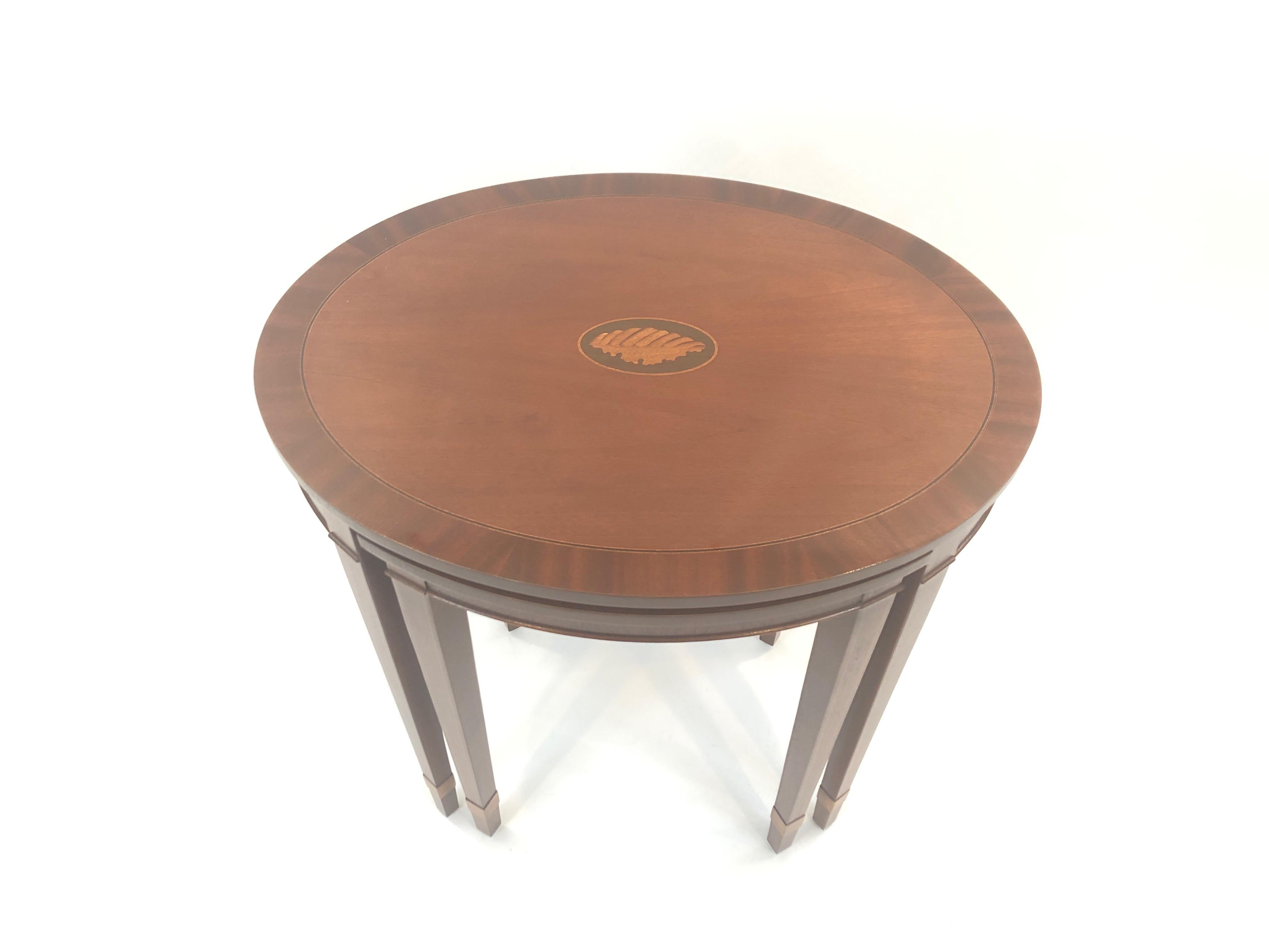 Schöne ovale Beistelltische aus gemischtem Holz mit Intarsien von Baker (Amerikanische Klassik) im Angebot
