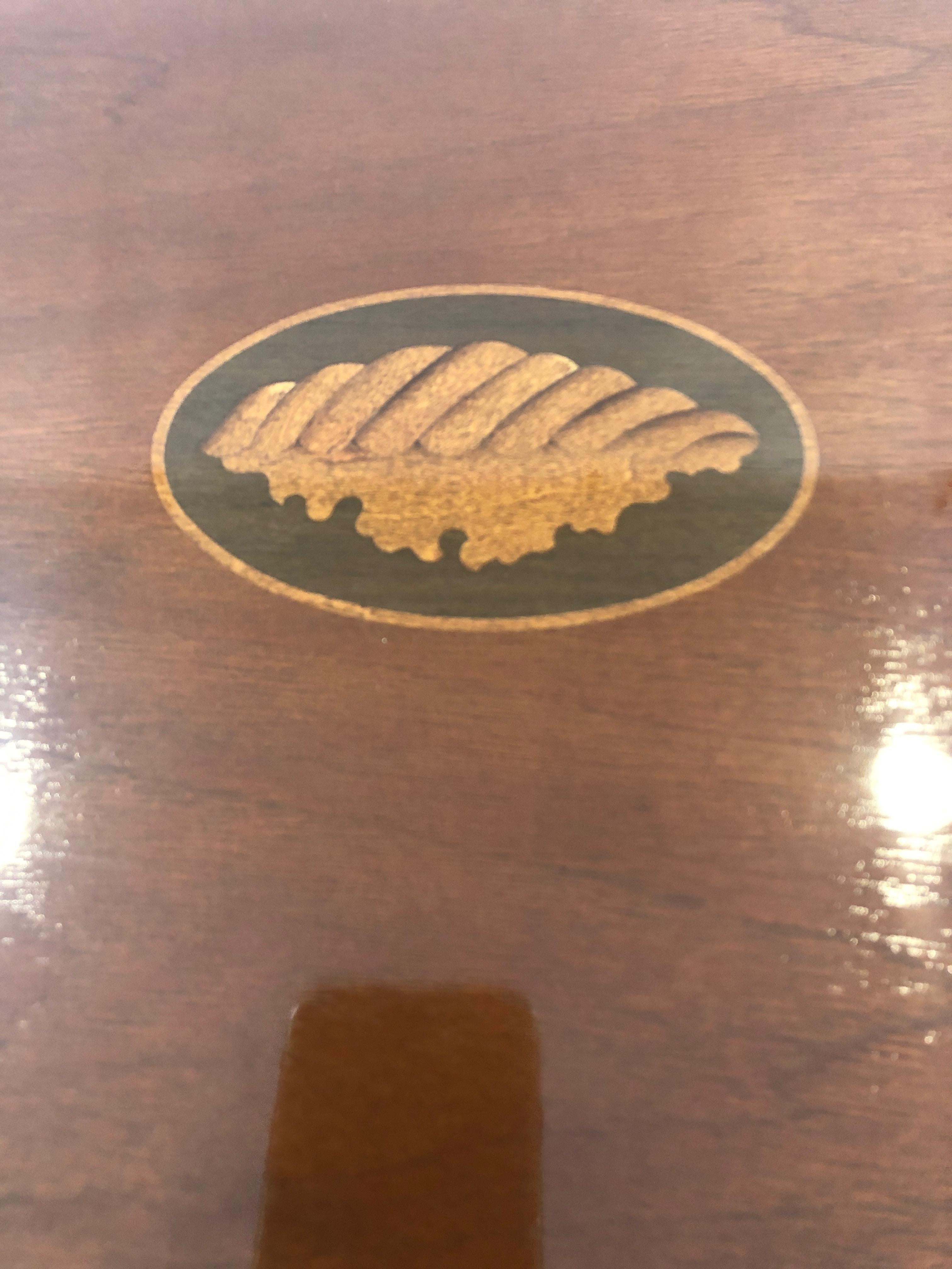 Schöne ovale Beistelltische aus gemischtem Holz mit Intarsien von Baker (amerikanisch) im Angebot
