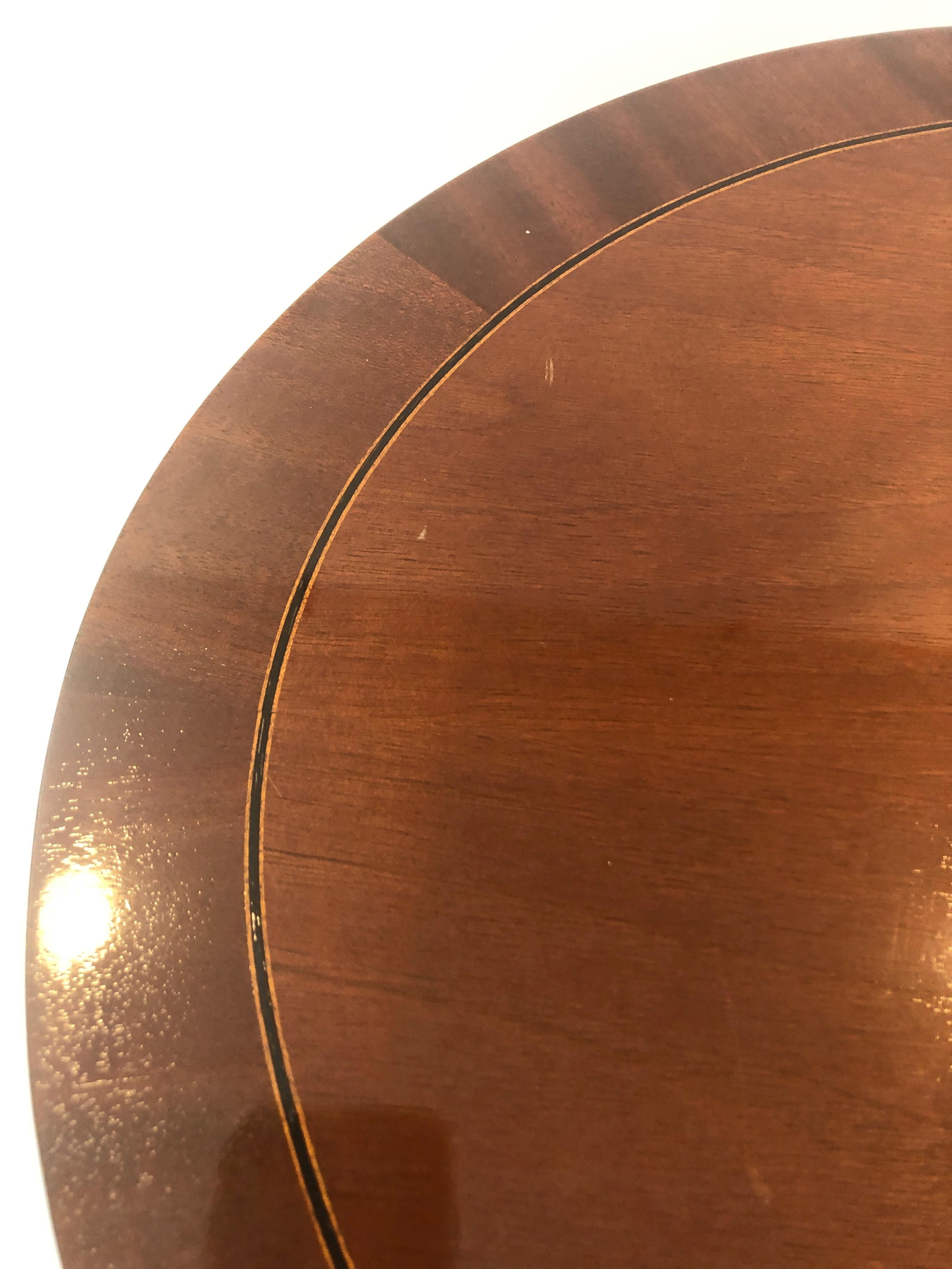 Schöne ovale Beistelltische aus gemischtem Holz mit Intarsien von Baker im Zustand „Hervorragend“ im Angebot in Hopewell, NJ