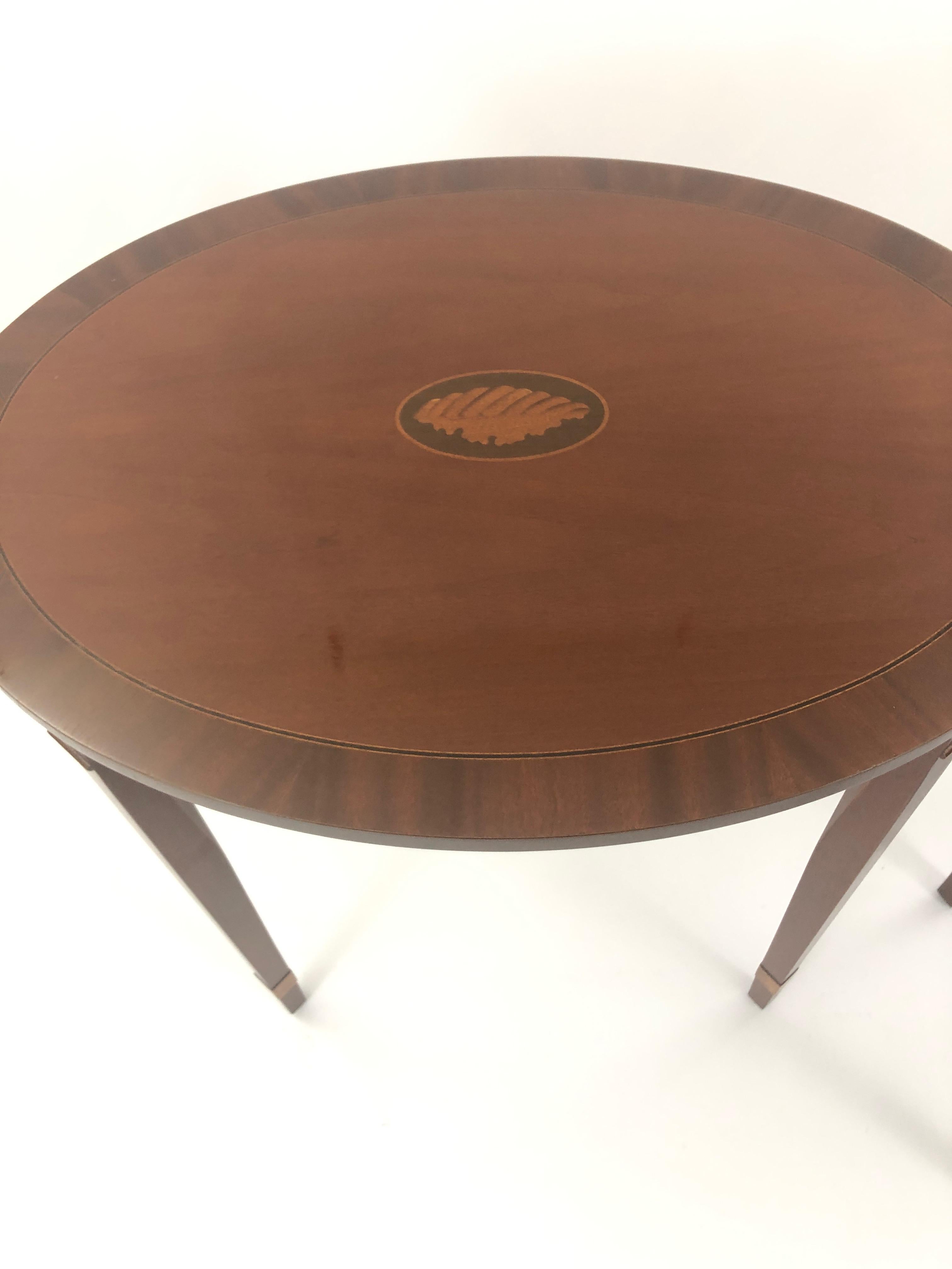 Schöne ovale Beistelltische aus gemischtem Holz mit Intarsien von Baker im Angebot 1