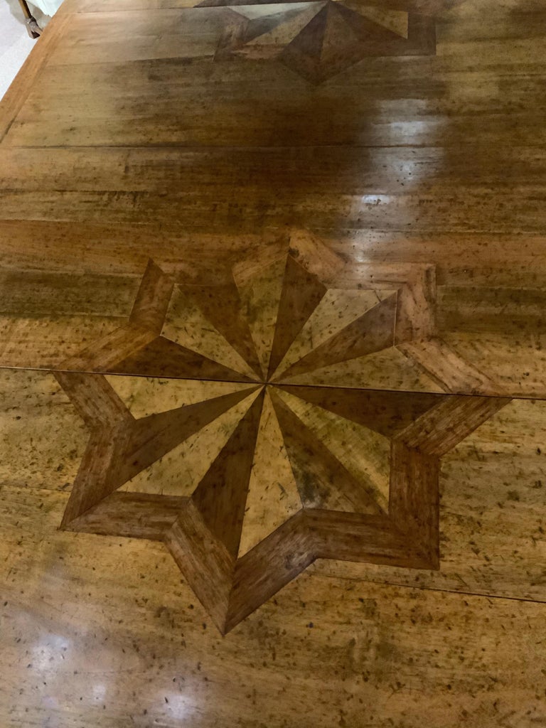 Handsome Oval Shaped Dining Table with Star Inlay in the Top, V-Shaped Stretcher In Good Condition For Sale In Houston, TX