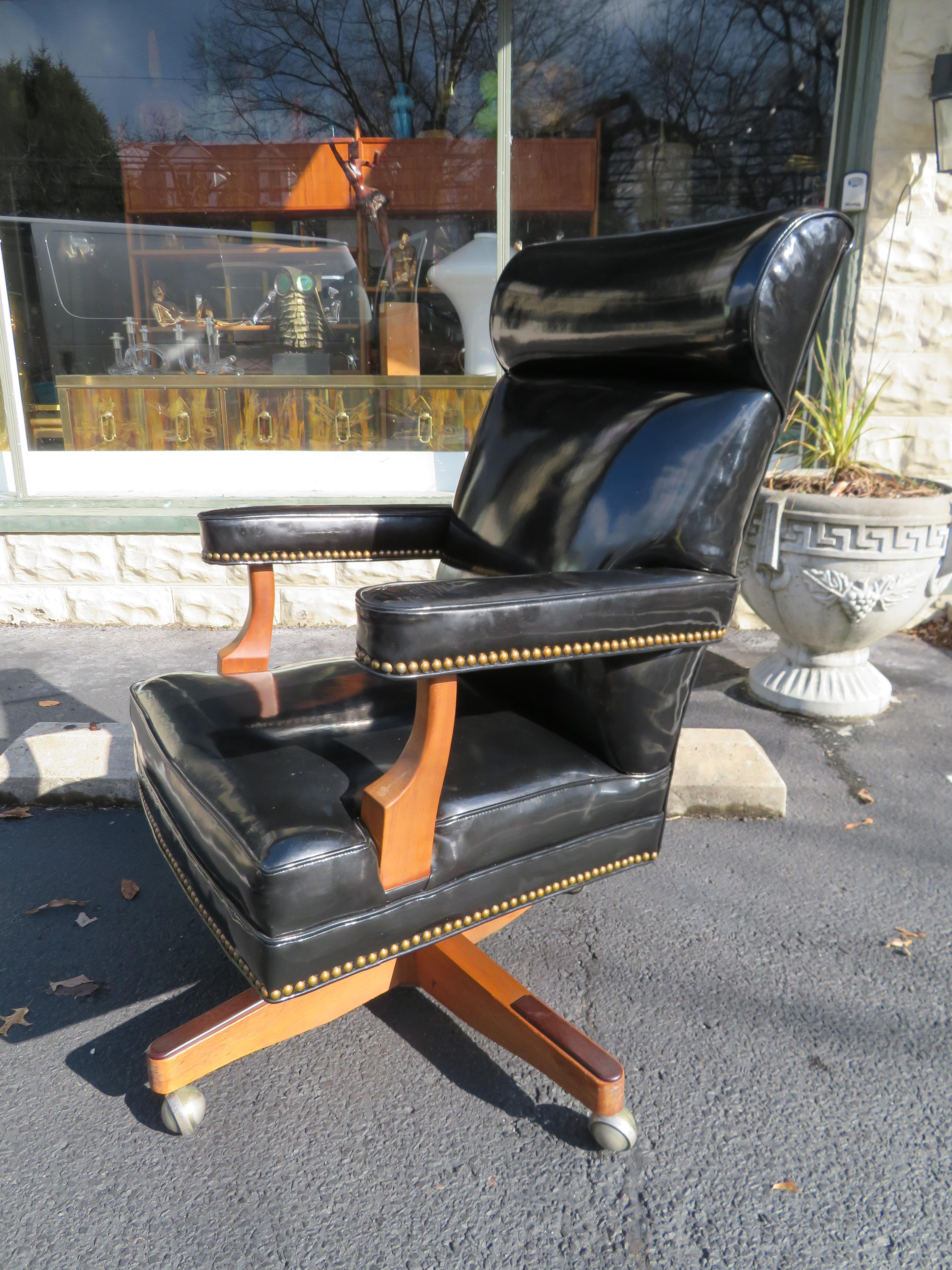 Handsome Oversized Patent Leder Rolling Executive Desk Chair (Moderne der Mitte des Jahrhunderts)