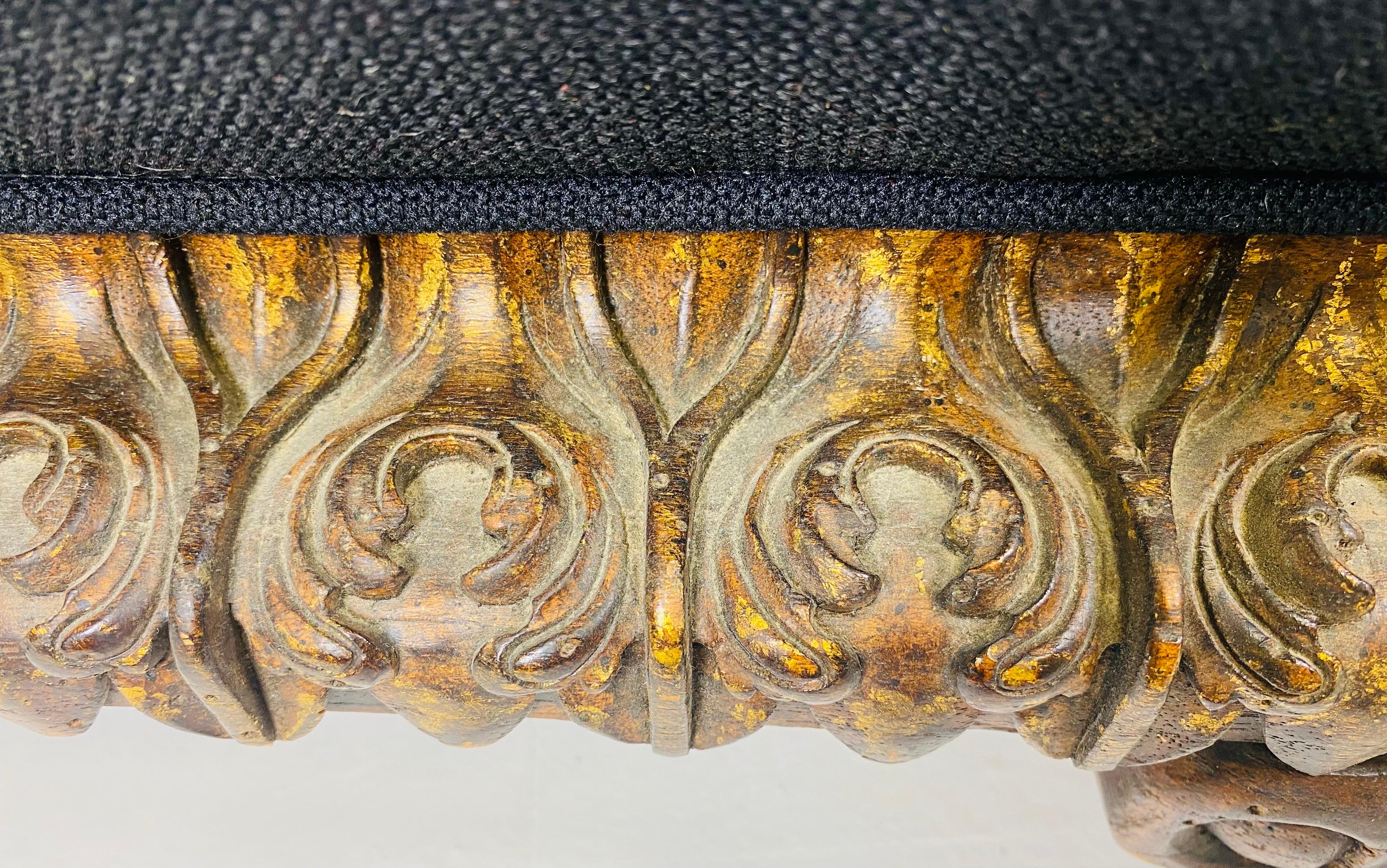 Il s'agit d'un ottoman surdimensionné, récemment tapissé, d'inspiration rococo par Theodore Alexander. Ce pouf est doté d'un cadre orné, sculpté à la main, de style rococo, avec des pieds doux et incurvés. L'ottoman a été récemment rembourré en