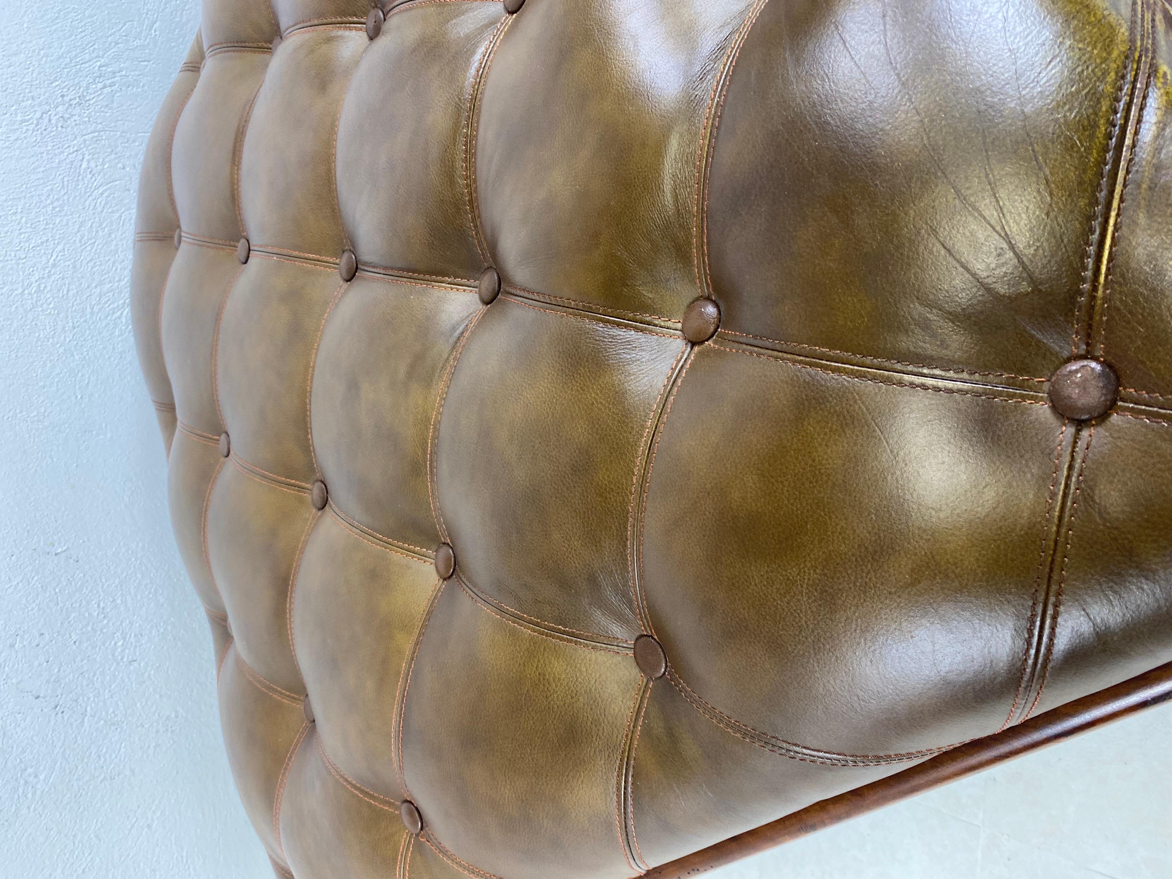 Bois Magnifique ottoman/chair surdimensionné en cuir touffeté d'après Ralph Lauren en vente