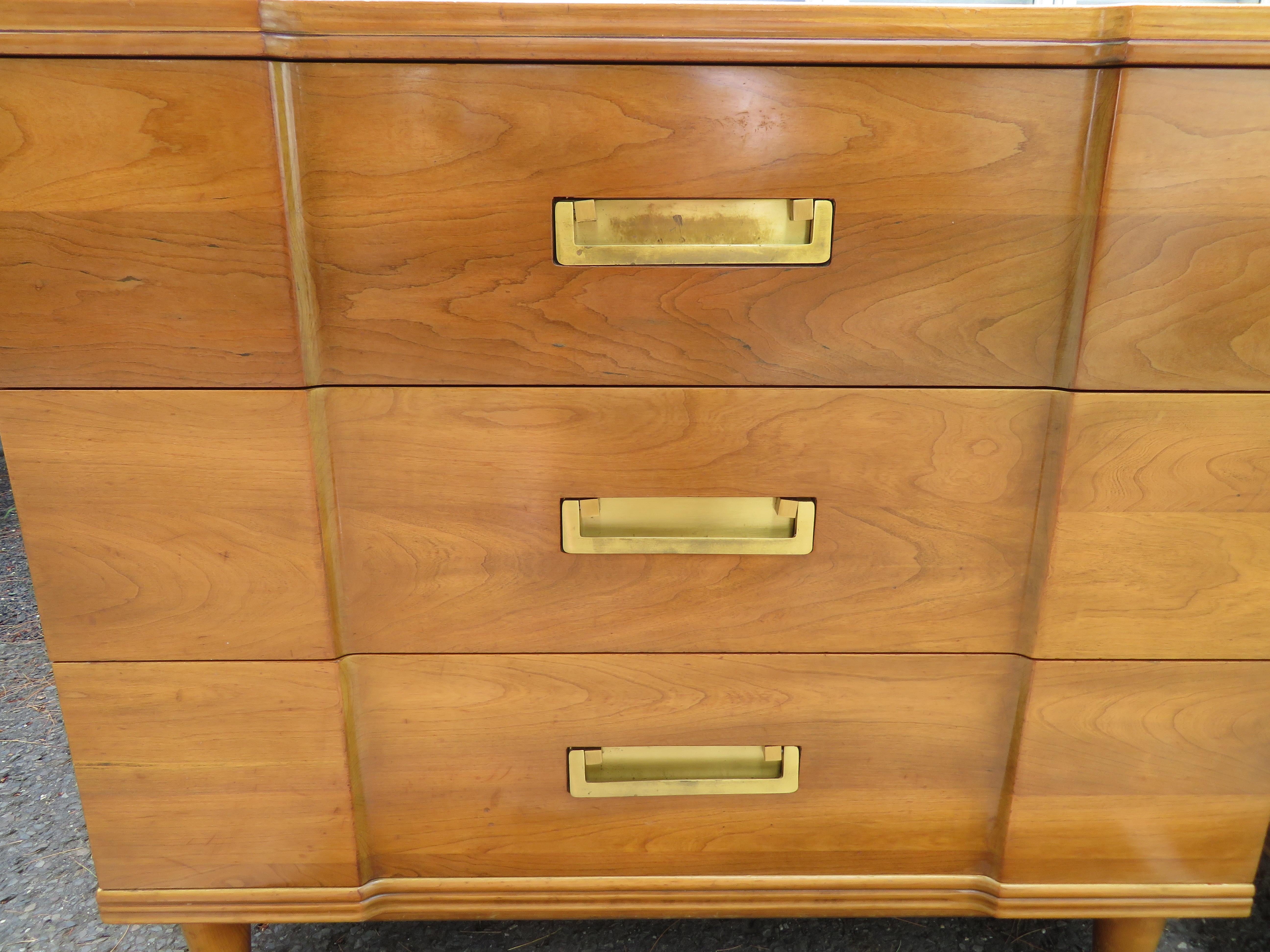 Mid-Century moderno Splendida coppia di cassapanche John Widdicomb in stile asiatico, metà del secolo scorso. in vendita