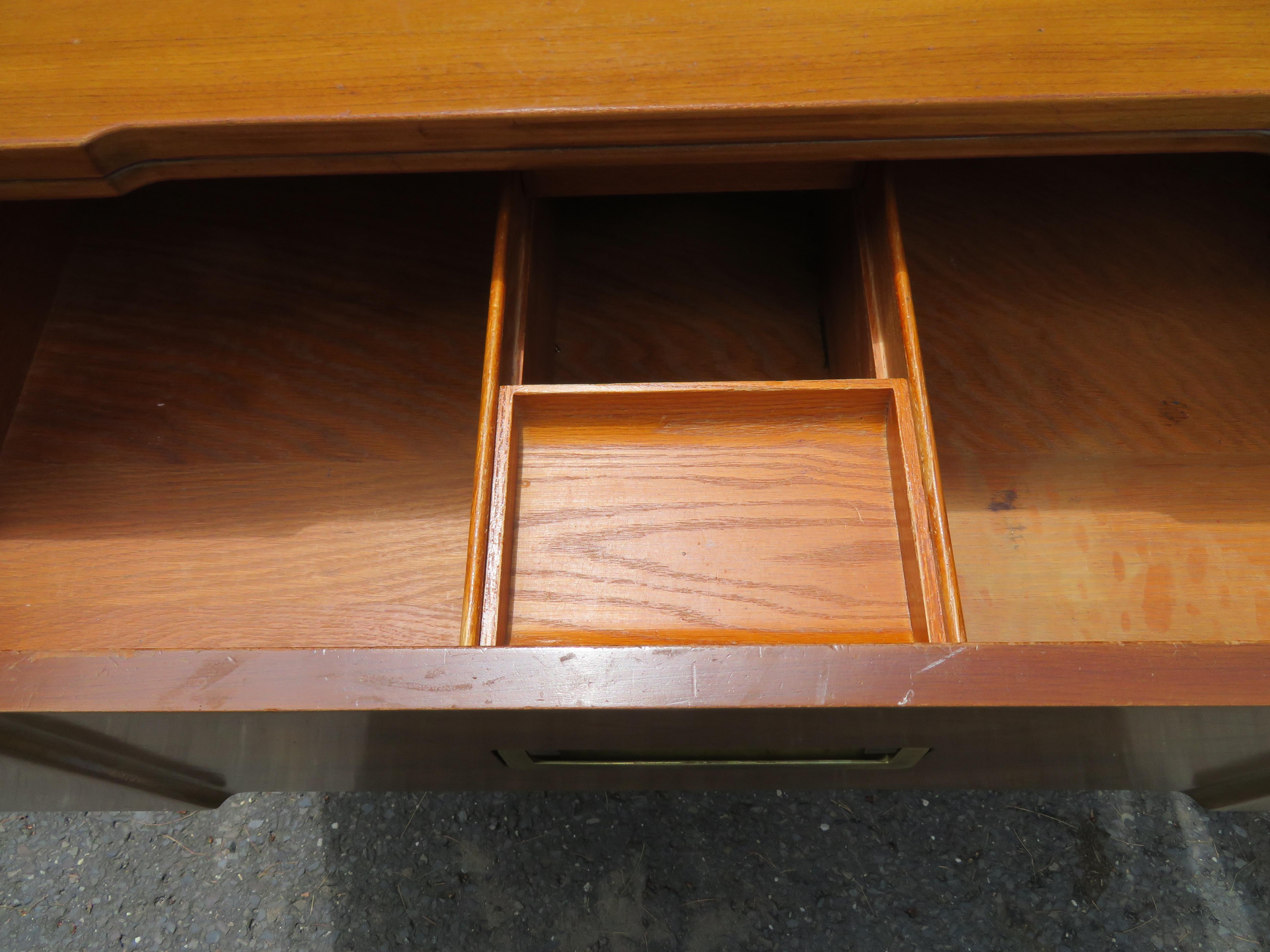 American Handsome Pair Asian Style John Widdicomb Bachelors Chests Mid-Century Modern For Sale