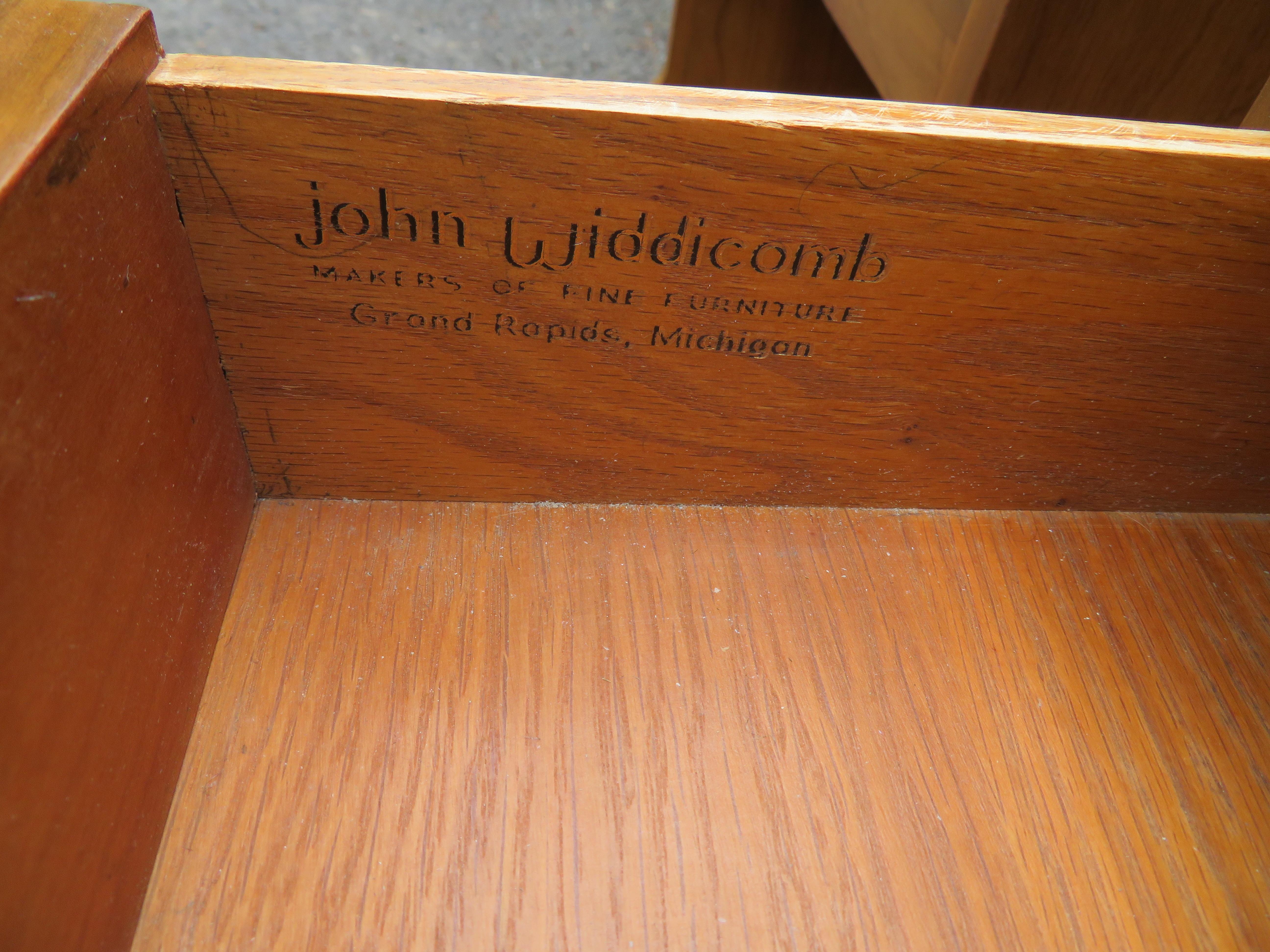 Belle paire de tables de nuit de style asiatique John Widdicomb Mid-Century Modern en vente 7