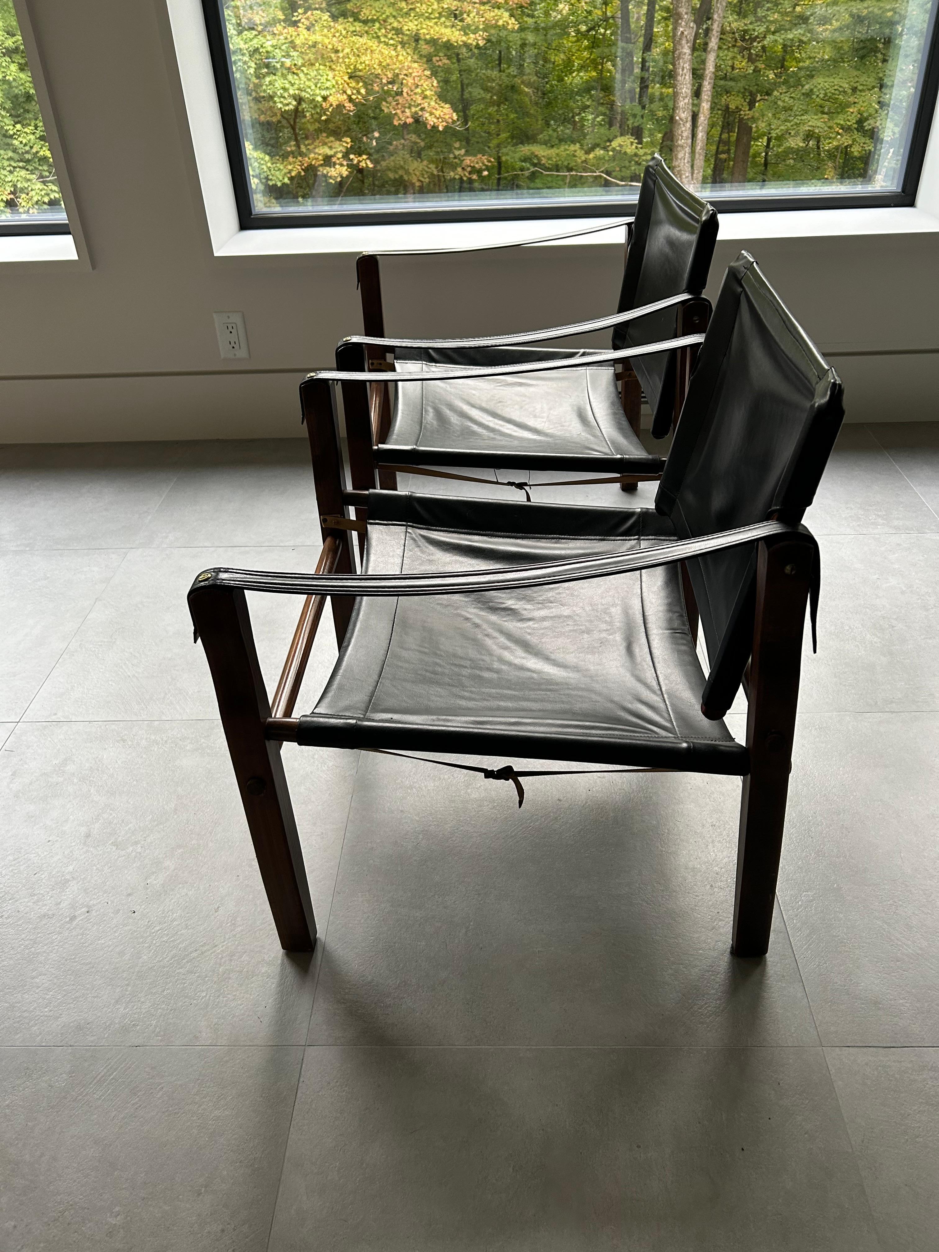 Handsome Pair Black Leather & Mahogany Gold Medal Safari Style Campaign Chairs In Good Condition In Hopewell, NJ