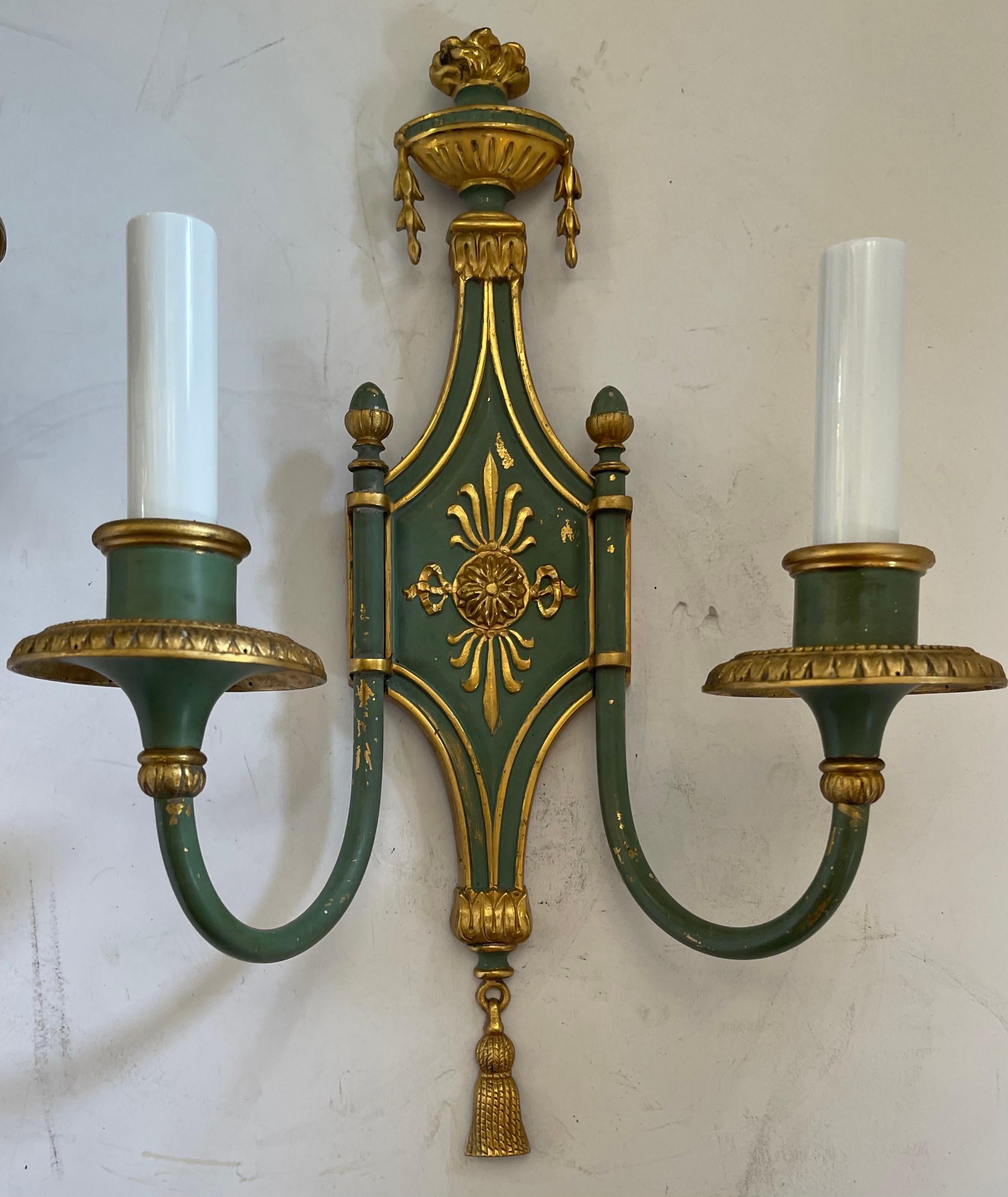 20ième siècle Belle paire d'appliques à deux lumières Caldwell Adams Regency avec urne sur le dessus en or doré vert