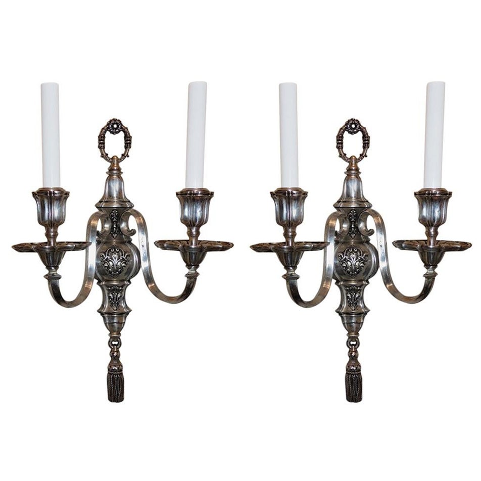 Magnifique paire d'appliques Caldwell Regency à 2 bras en bronze argenté et nickel avec glands