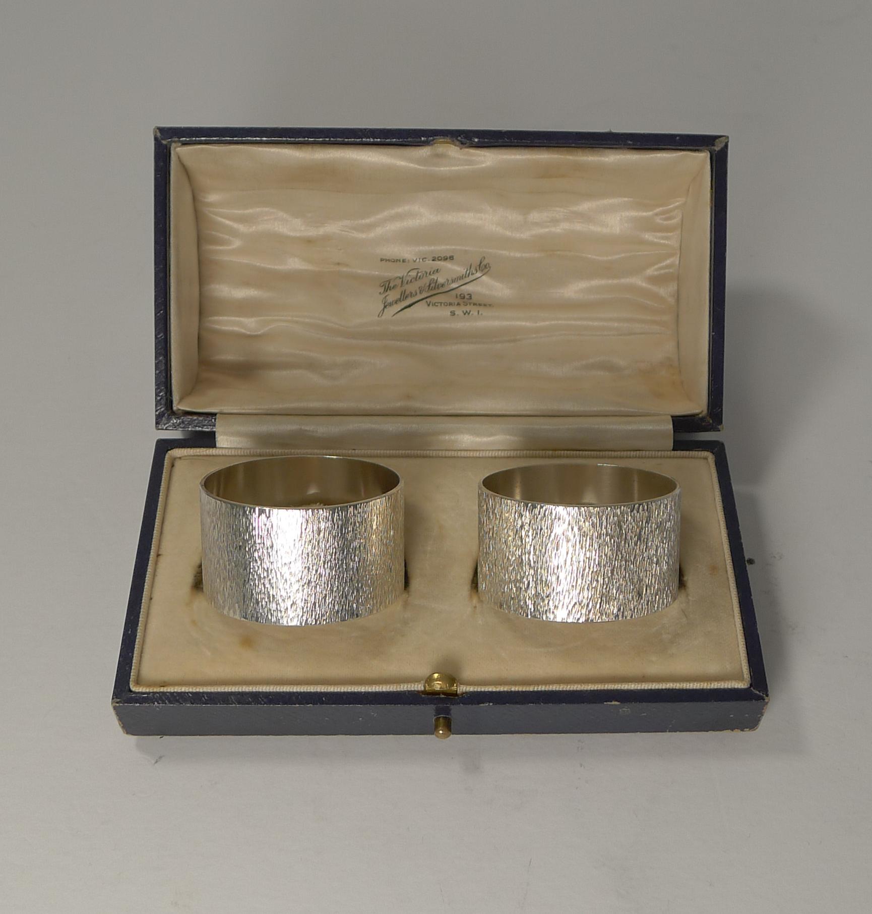 Bellissima coppia di portatovaglioli inglesi in argento sterling, 1949 In condizioni buone in vendita a Bath, GB