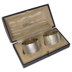 Bonito par de servilleteros ingleses de plata de ley, 1949