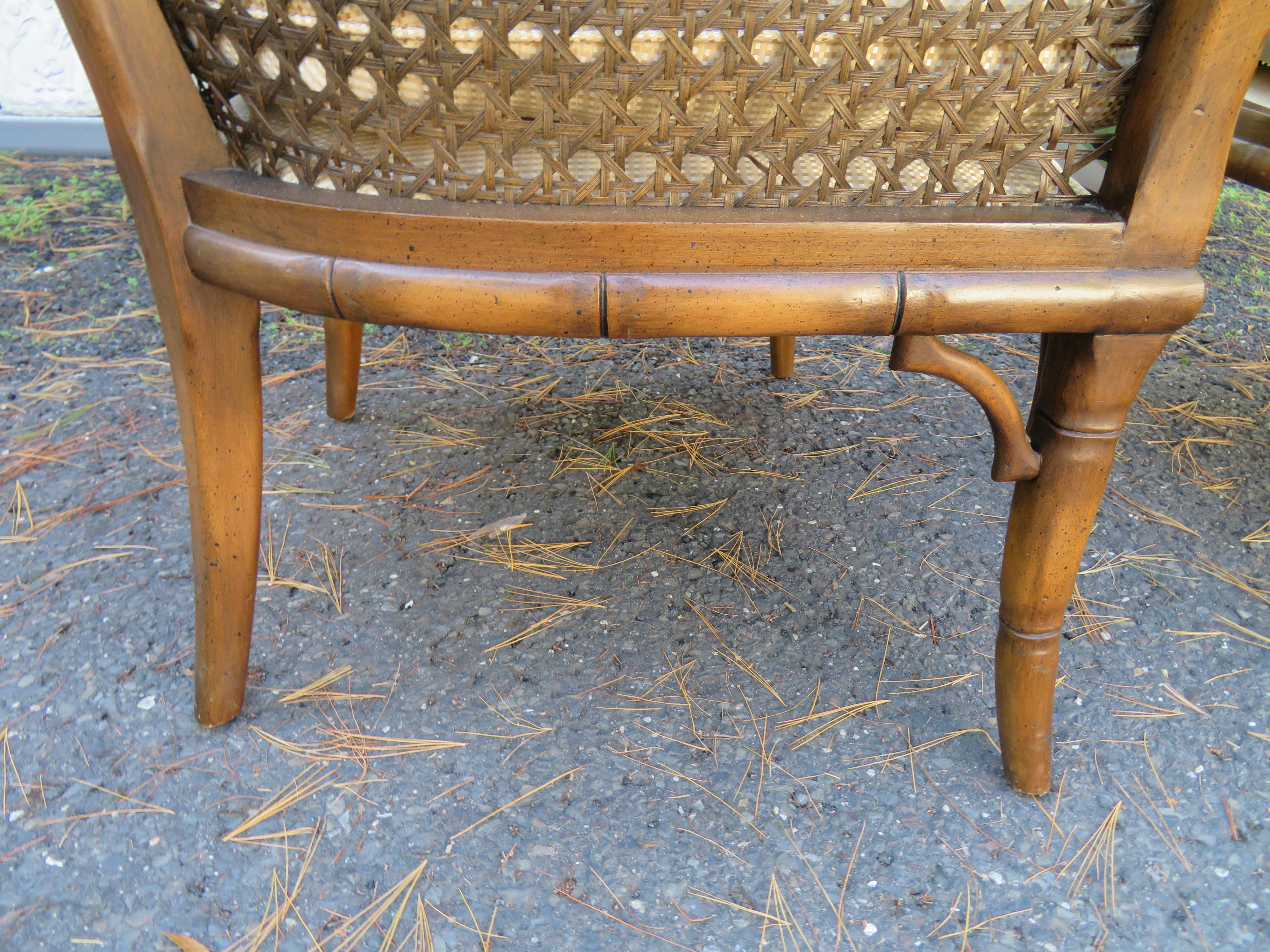 Américain Superbe paire de chaises à dossier en forme de canne en noyer et en faux bambou en vente