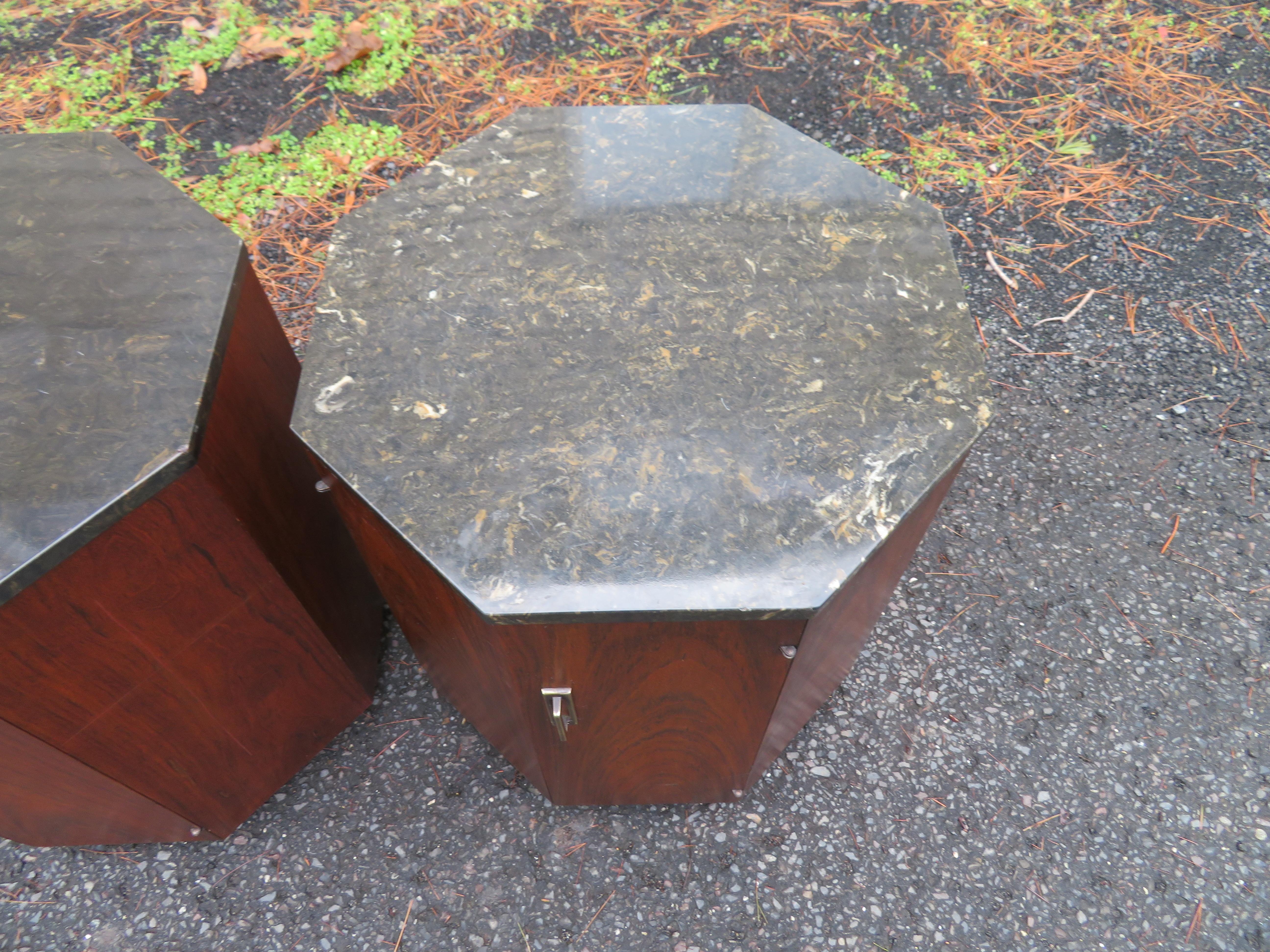 Laiton Belle paire de tables d'appoint octogonales à tambour de style Harvey Probber, mi-siècle moderne en vente
