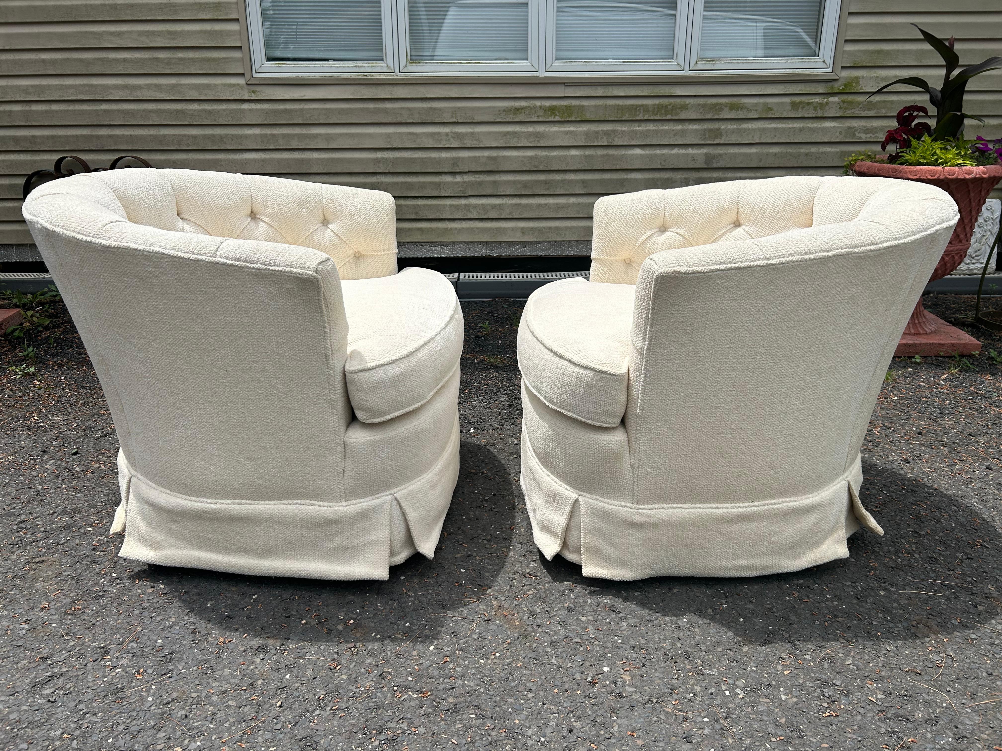Belle paire de fauteuils roulants touffetés de style Harvey Probber.  Joliment tapissé d'un tissu texturé crème dans un état présentable.  Ces chaises touffetées classiques à dossier en tonneau sont très confortables et en bon état vintage.  Ils
