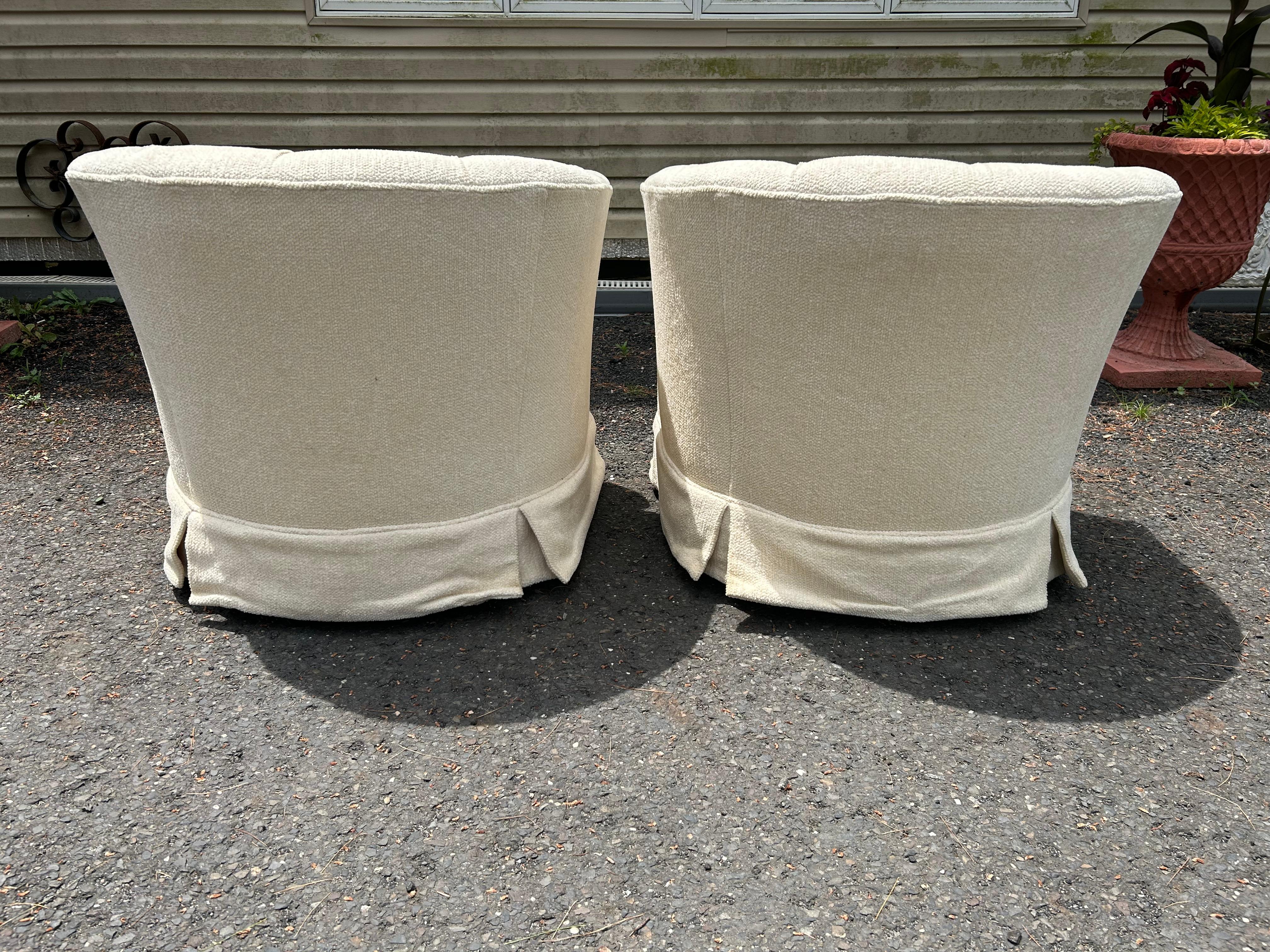 Mid-Century Modern Belle paire de chaises longues tuftées à dossier baril de style Harvey Probber en vente